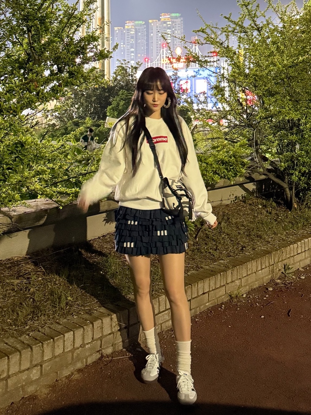 Supreme Mini Messenger Bag Snow Camo - 25SS, Adidas Samba OG Cloud White 착용 스타일
