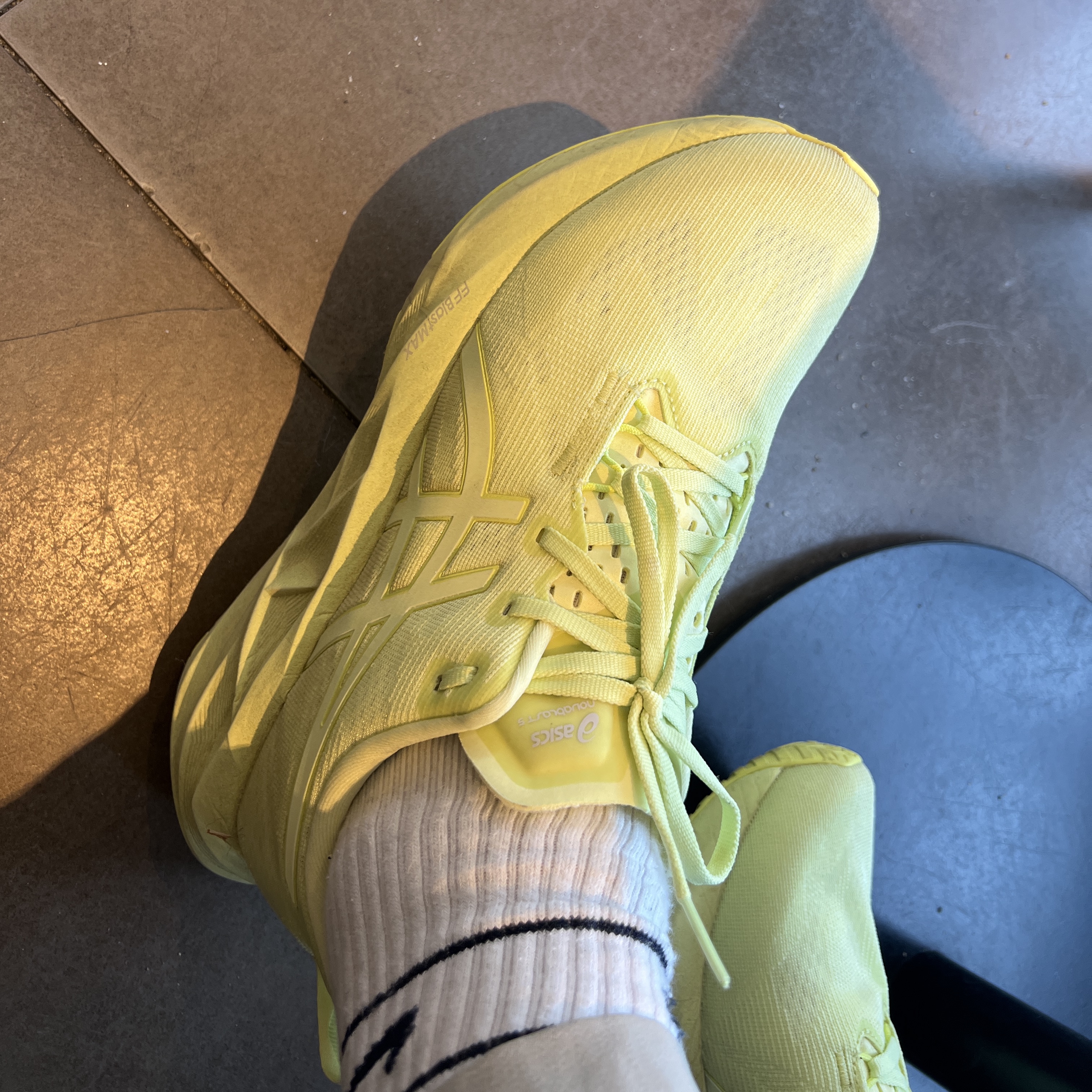 Asics Novablast 5 Lite Show Huddle Yellow 착용 스타일 - 2