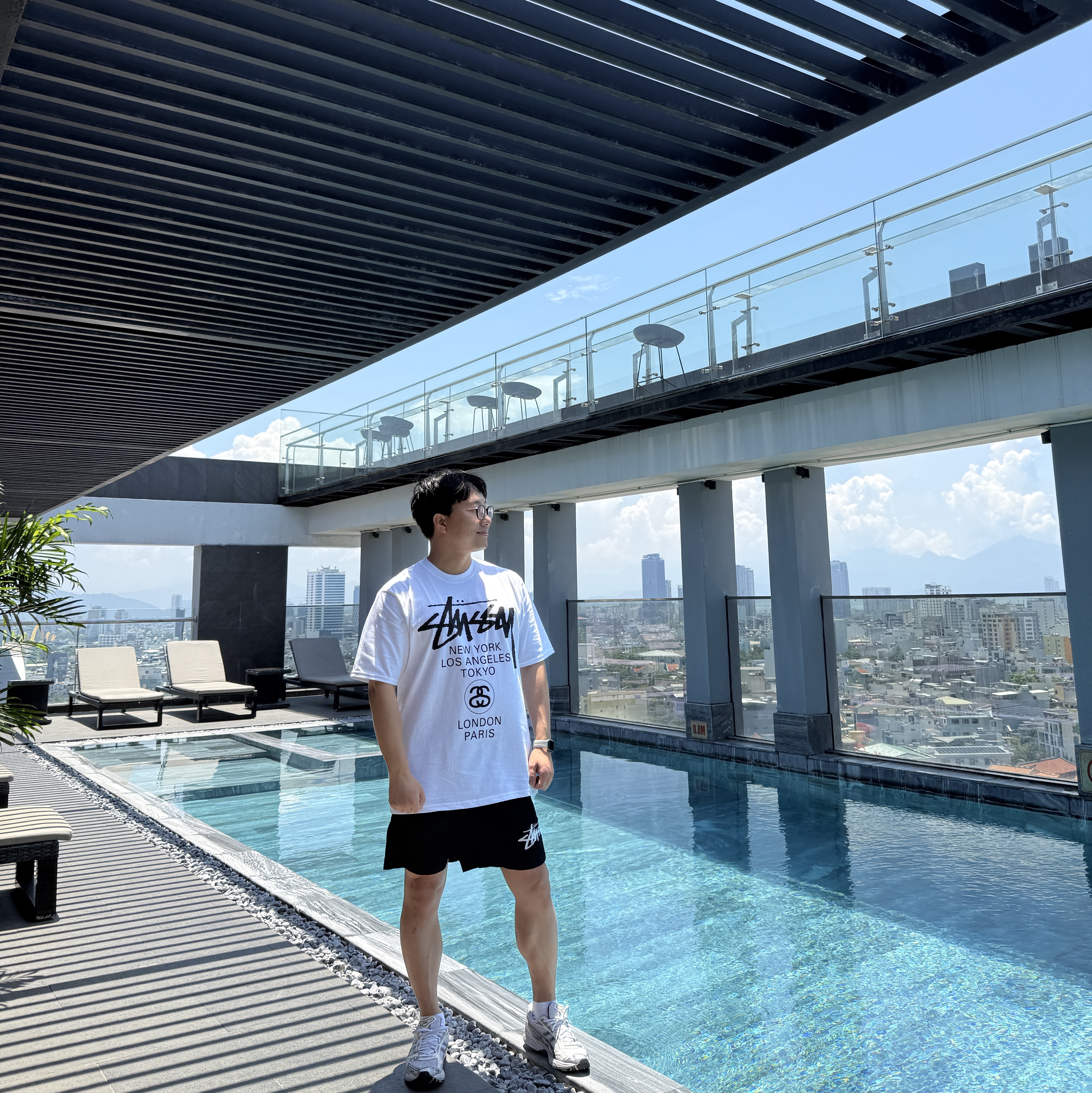 Stussy World Tour T-Shirt White 2024,2025, Stussy Big Stock Water Shorts Black 착용 스타일 - 1