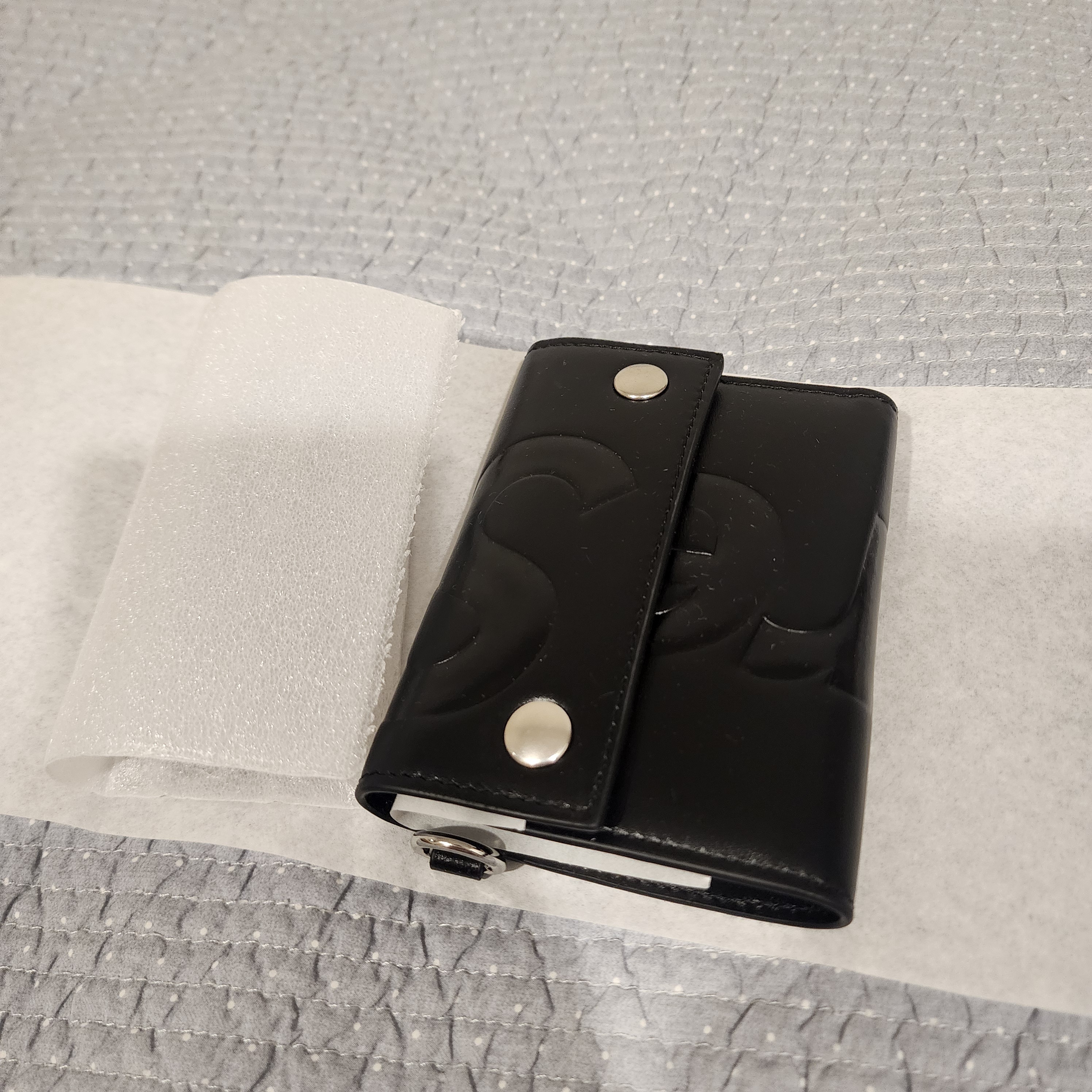 Supreme Leather Chain Wallet Black 착용 스타일 - 1