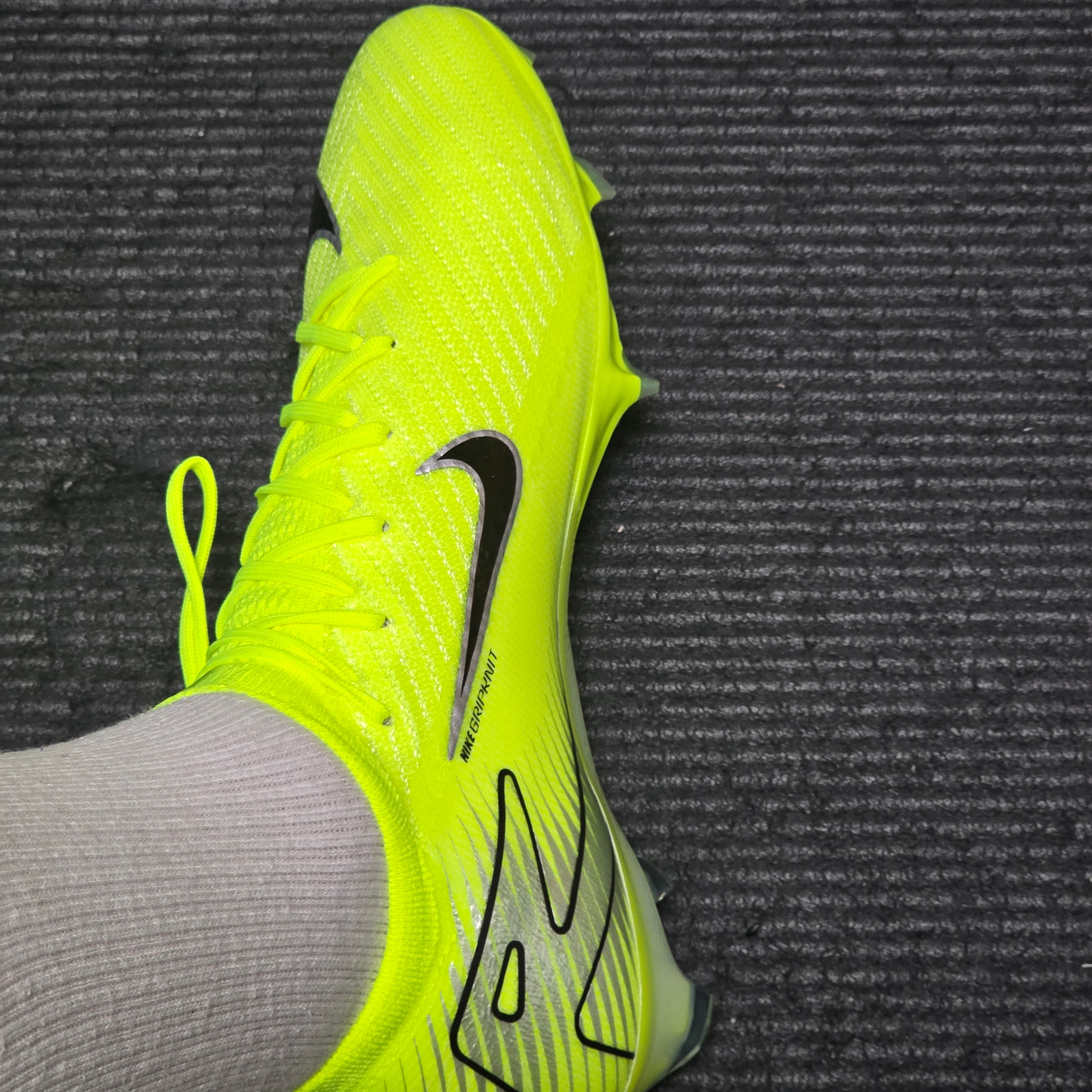 Nike Zoom Mercurial Vapor 16 Elite FG Volt Black 착용 스타일 - 5