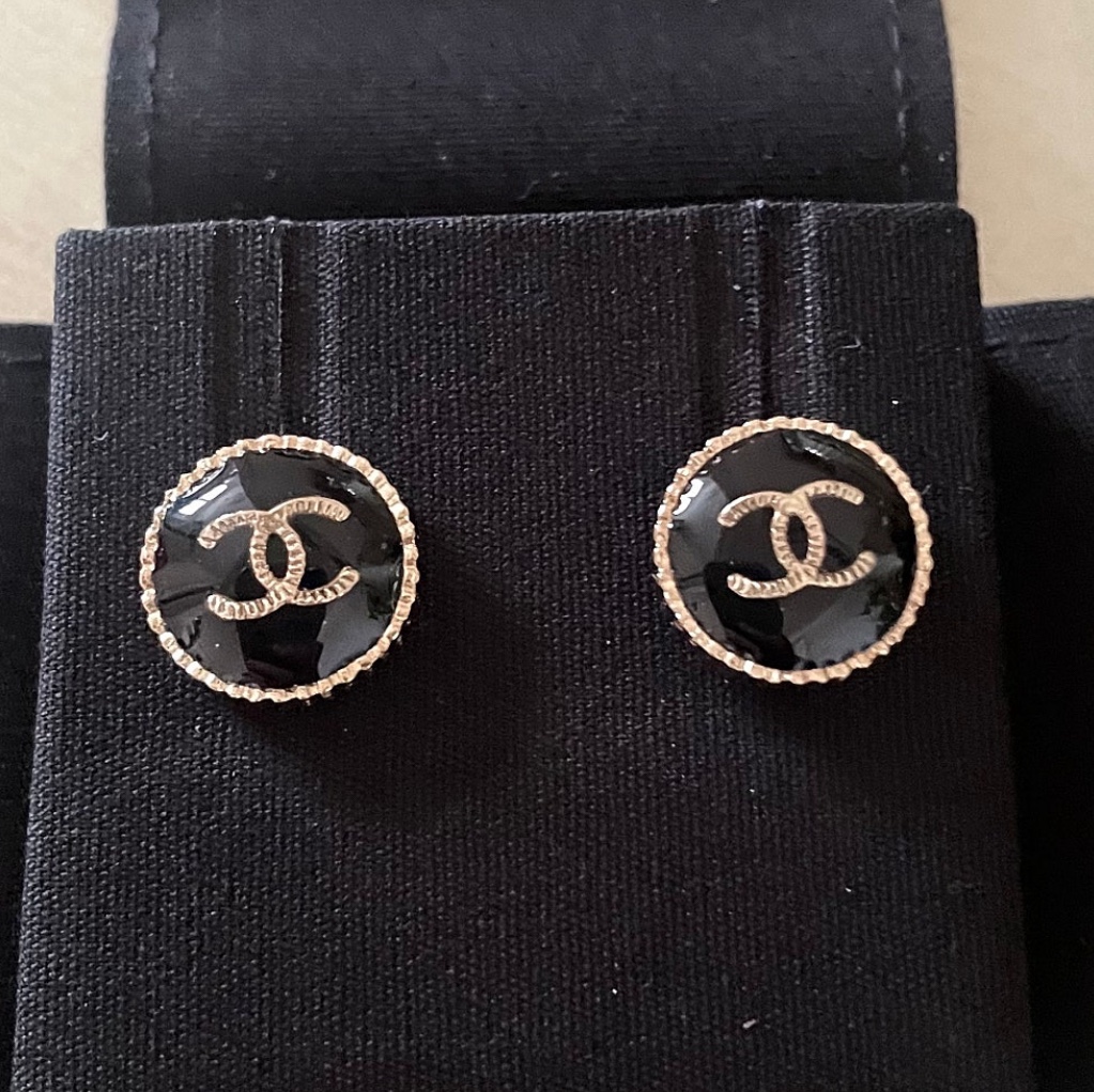 (W) Chanel Earrings Metal Resin & Gold Black 착용 스타일