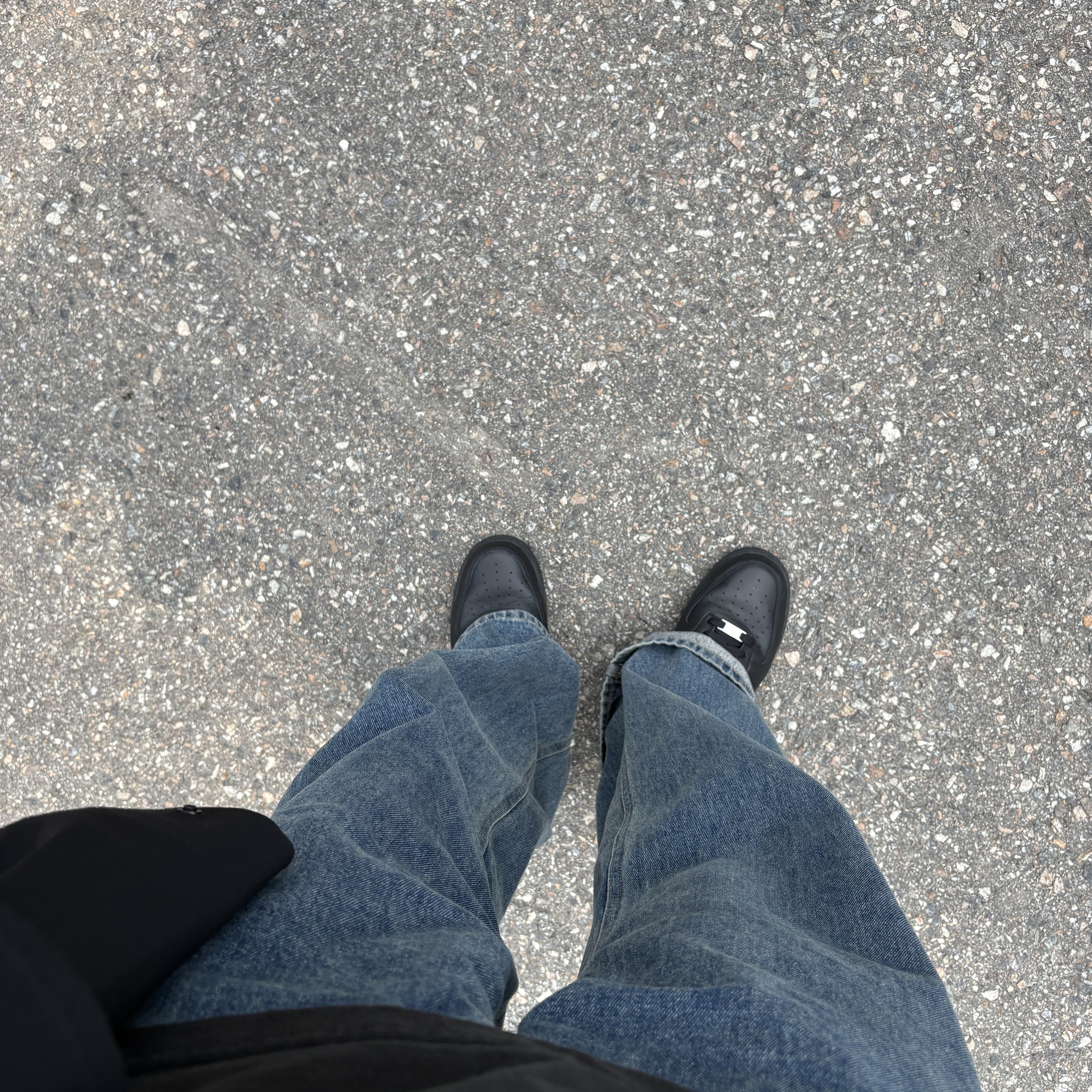 Nike Air Force 1 '07 Low Triple Black 착용 스타일