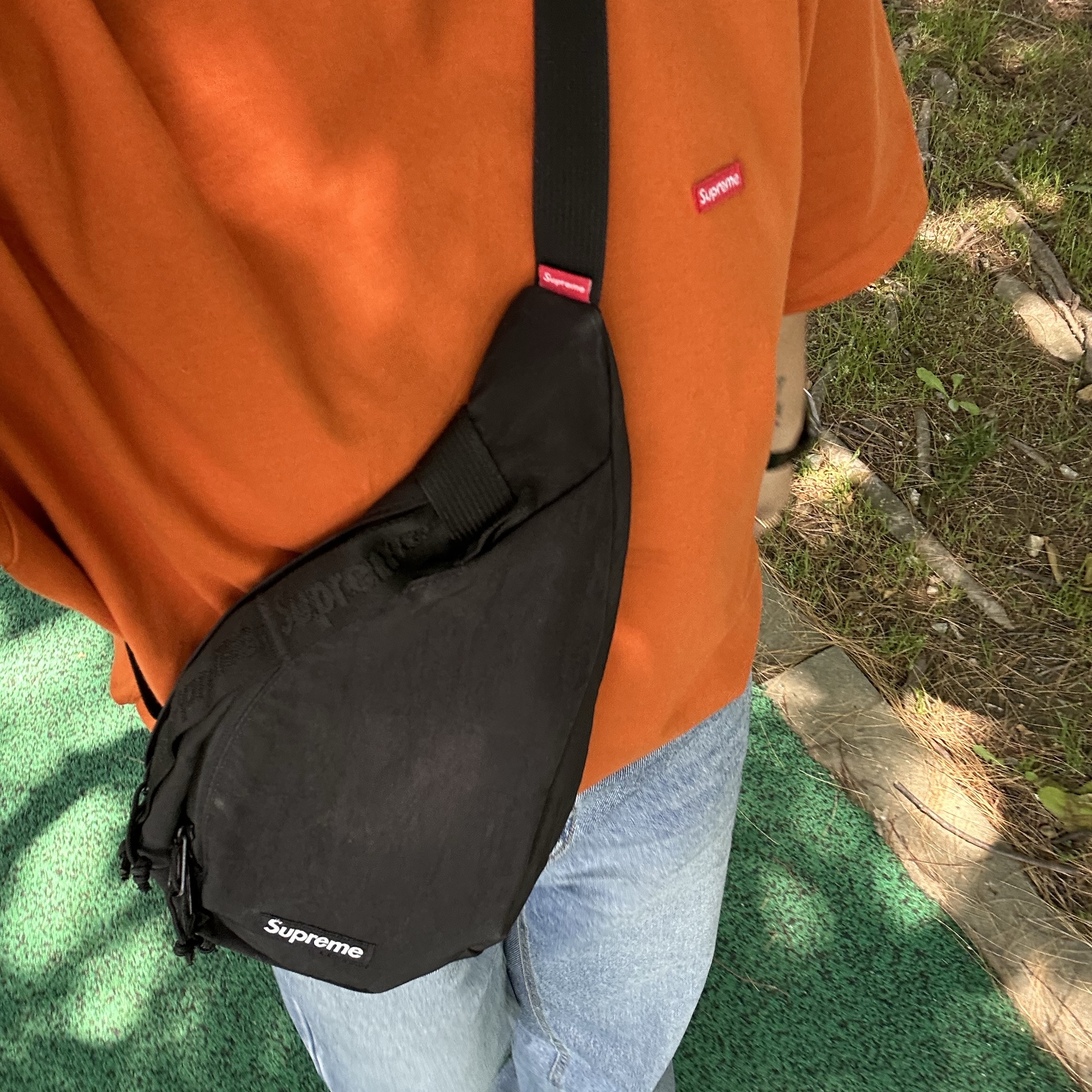 Supreme Sling Bag Black - 20FW, Supreme Small Box T-Shirt Rust Orange - 24FW 착용 스타일 - 2