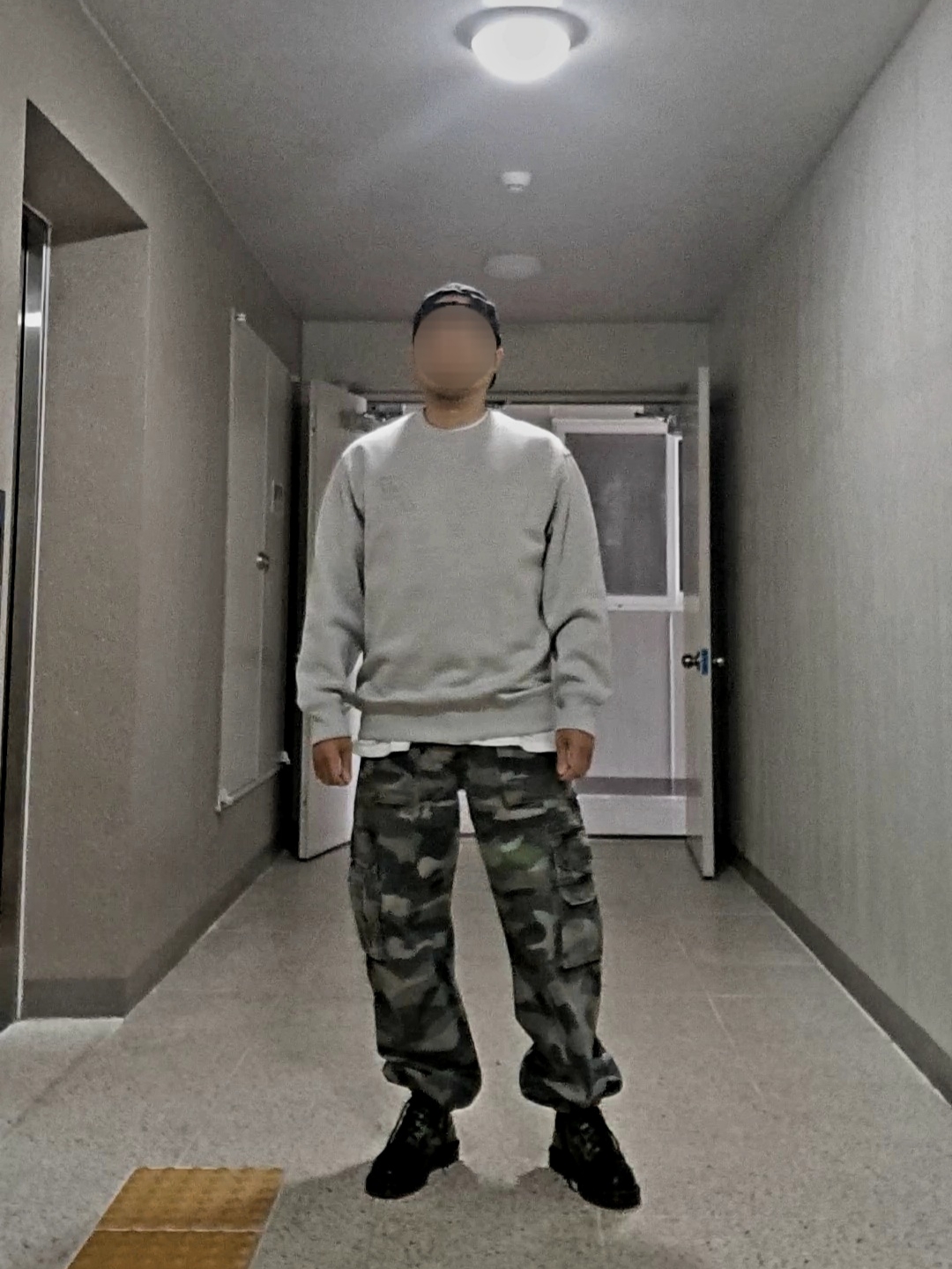Palace Outline P-3 Crew Grey Marl - 24SS, Dr. Martens x BAPE 1460 Zip Camo 착용 스타일 - 2