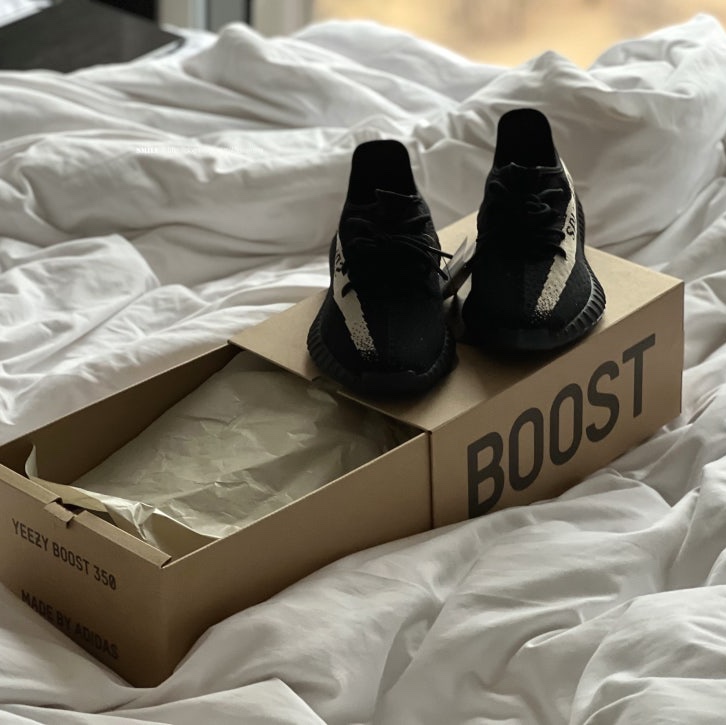 Adidas Yeezy Boost 350 V2 Core Black White 2022 착용 스타일 - 4