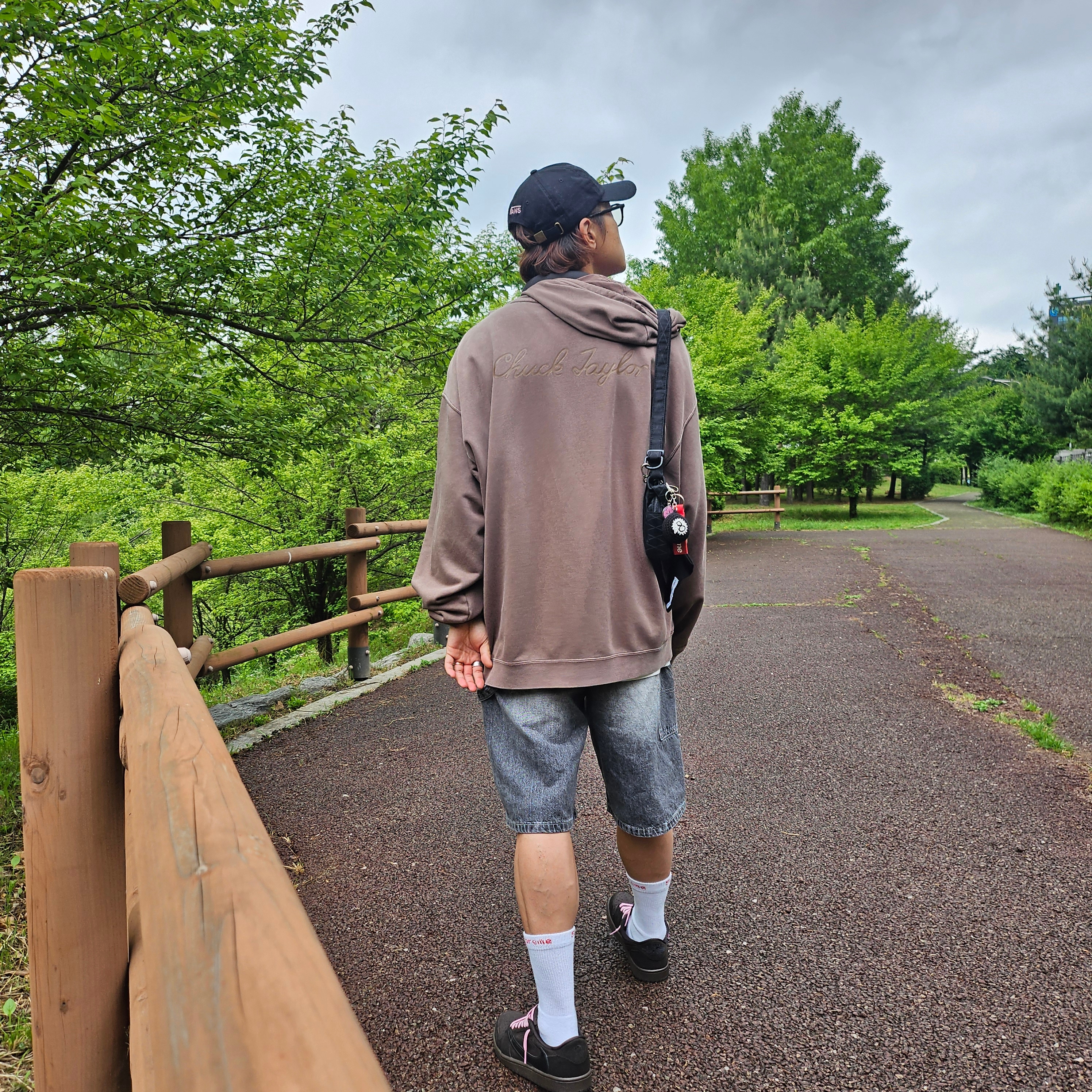 Vans x Peaches. Cap Black, Jordan 1 x Travis Scott Retro Low OG SP Velvet Brown and Dark Mocha 착용 스타일 - 2