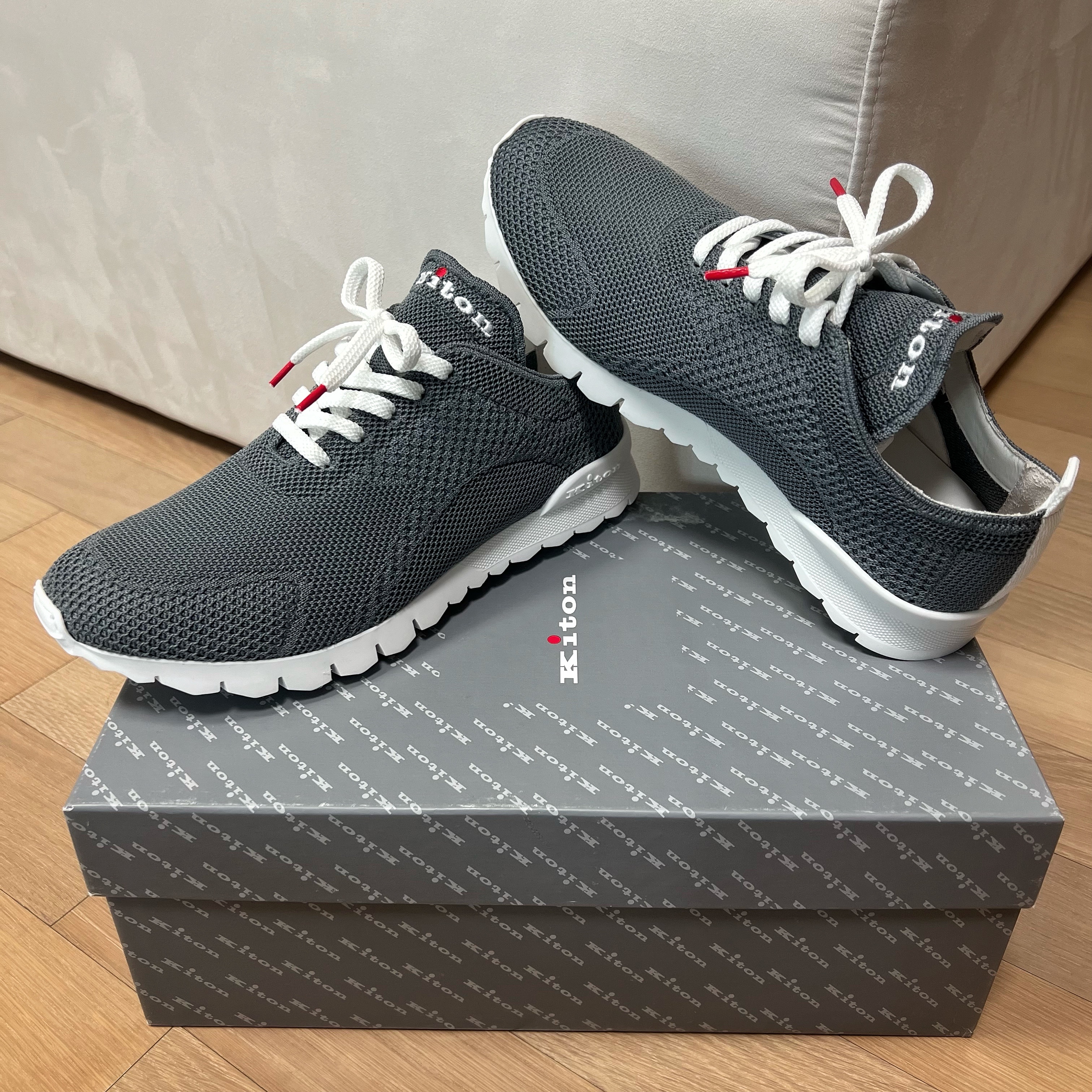 Kiton Knit FIT Running Shoes Gray 착용 스타일