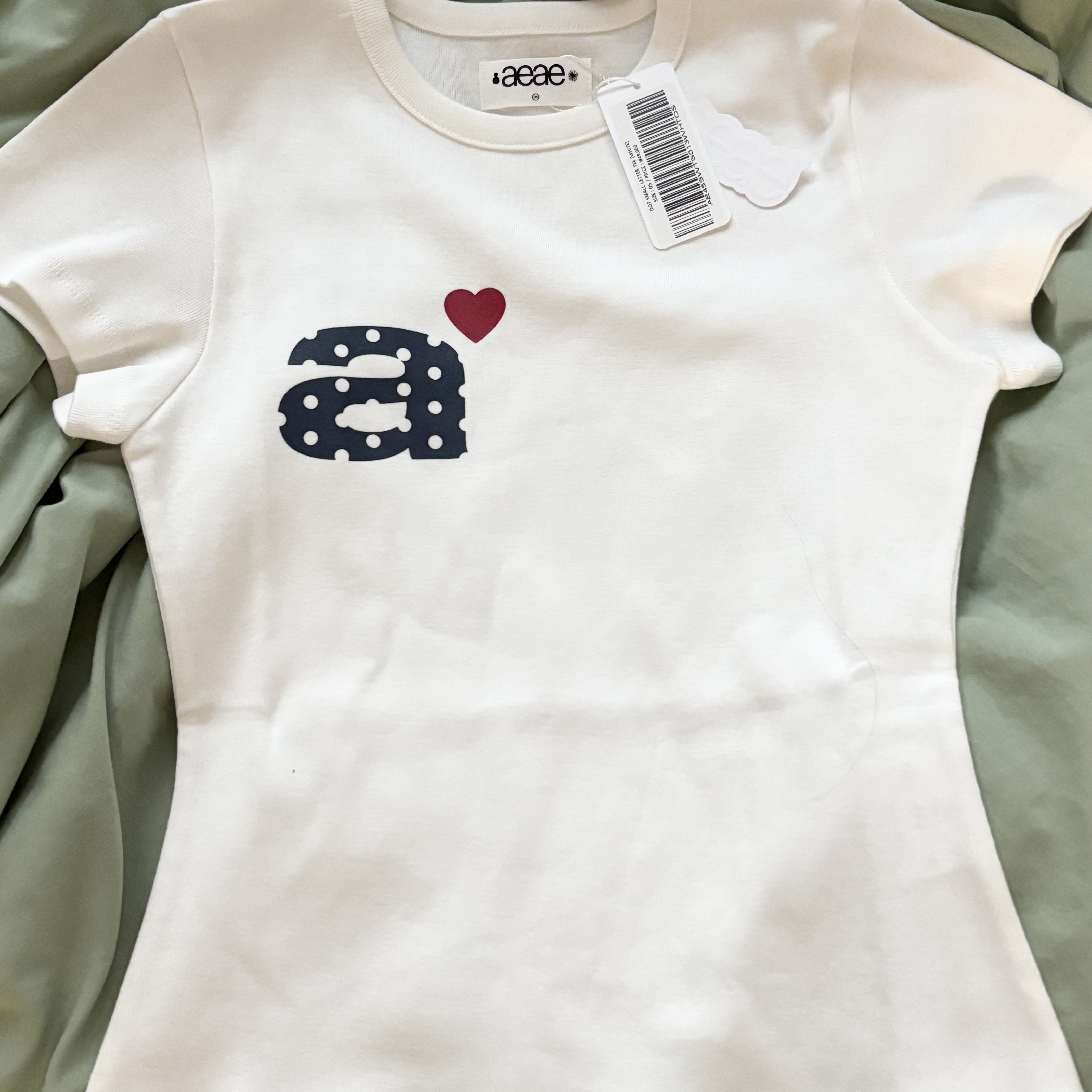 [예약 배송] AEAE Dot Small Letter Tee White 착용 스타일