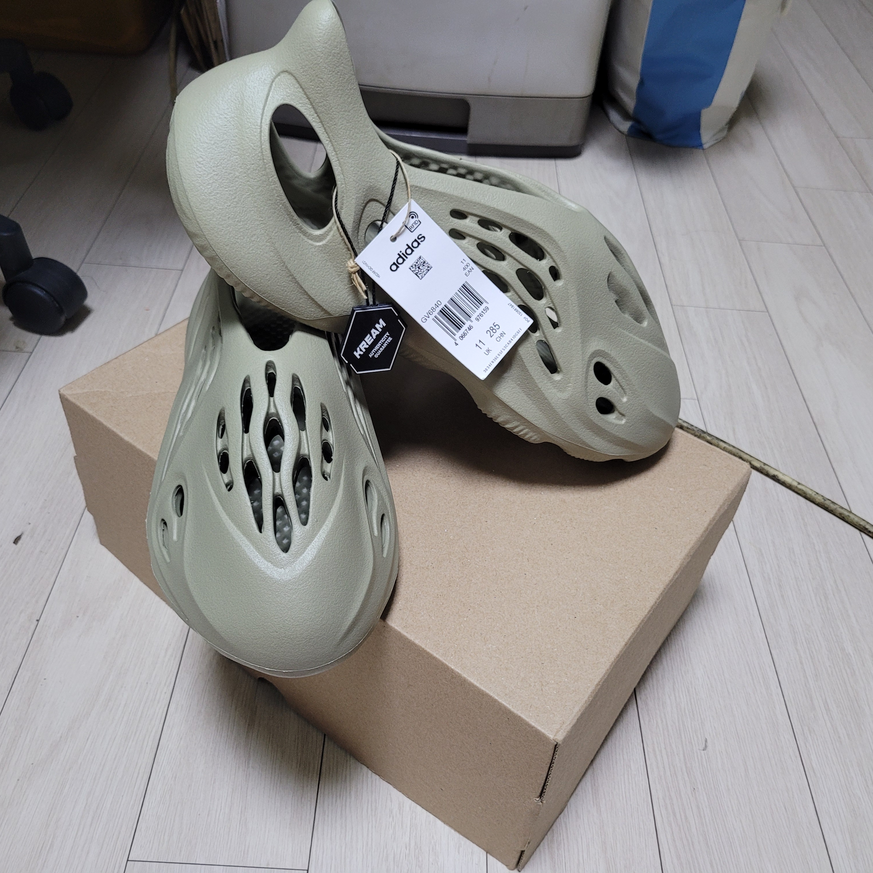 Adidas Yeezy Foam RNNR Stone Salt 착용 스타일 - 3