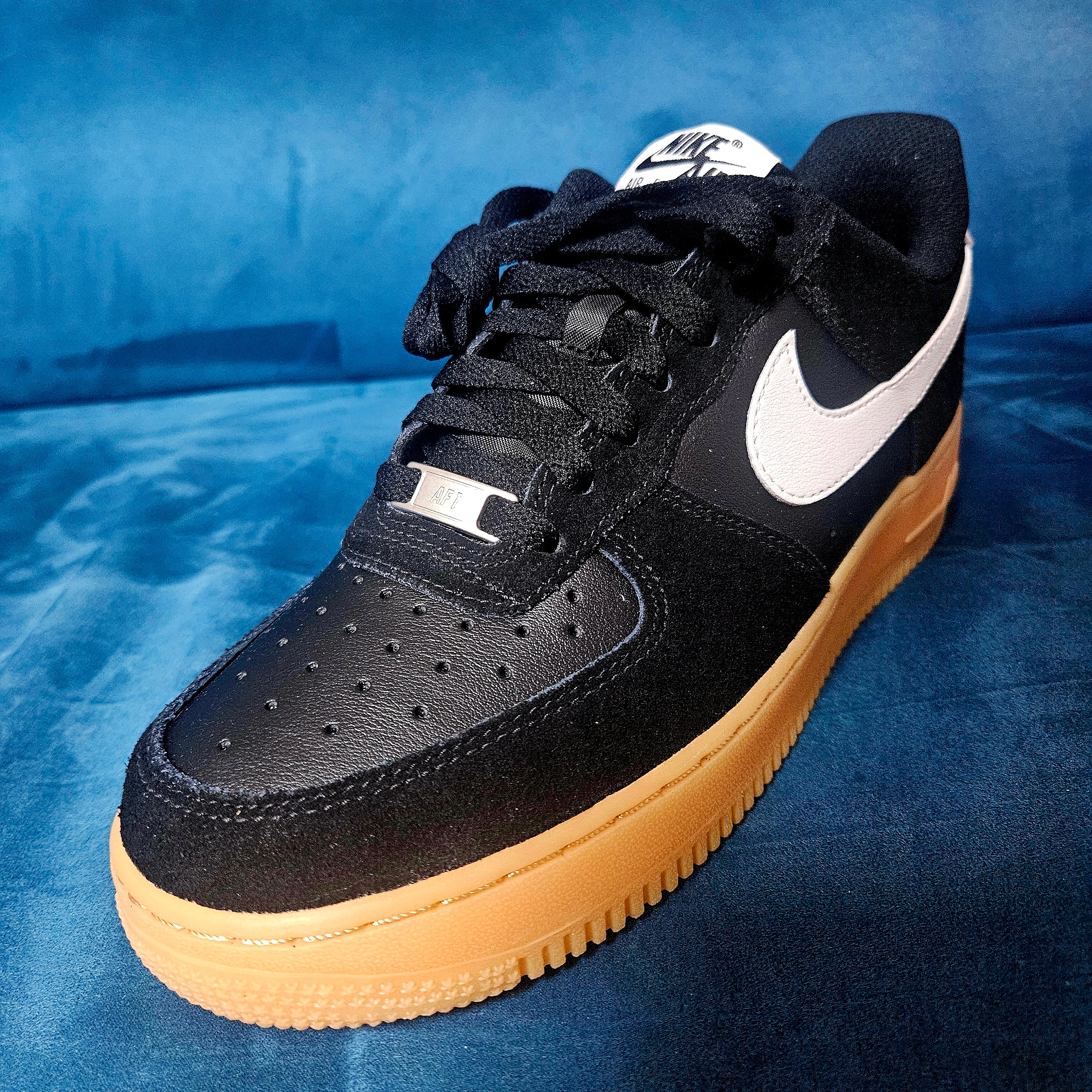 Nike Air Force 1 '07 LV8 Black Gum Light Brown 착용 스타일