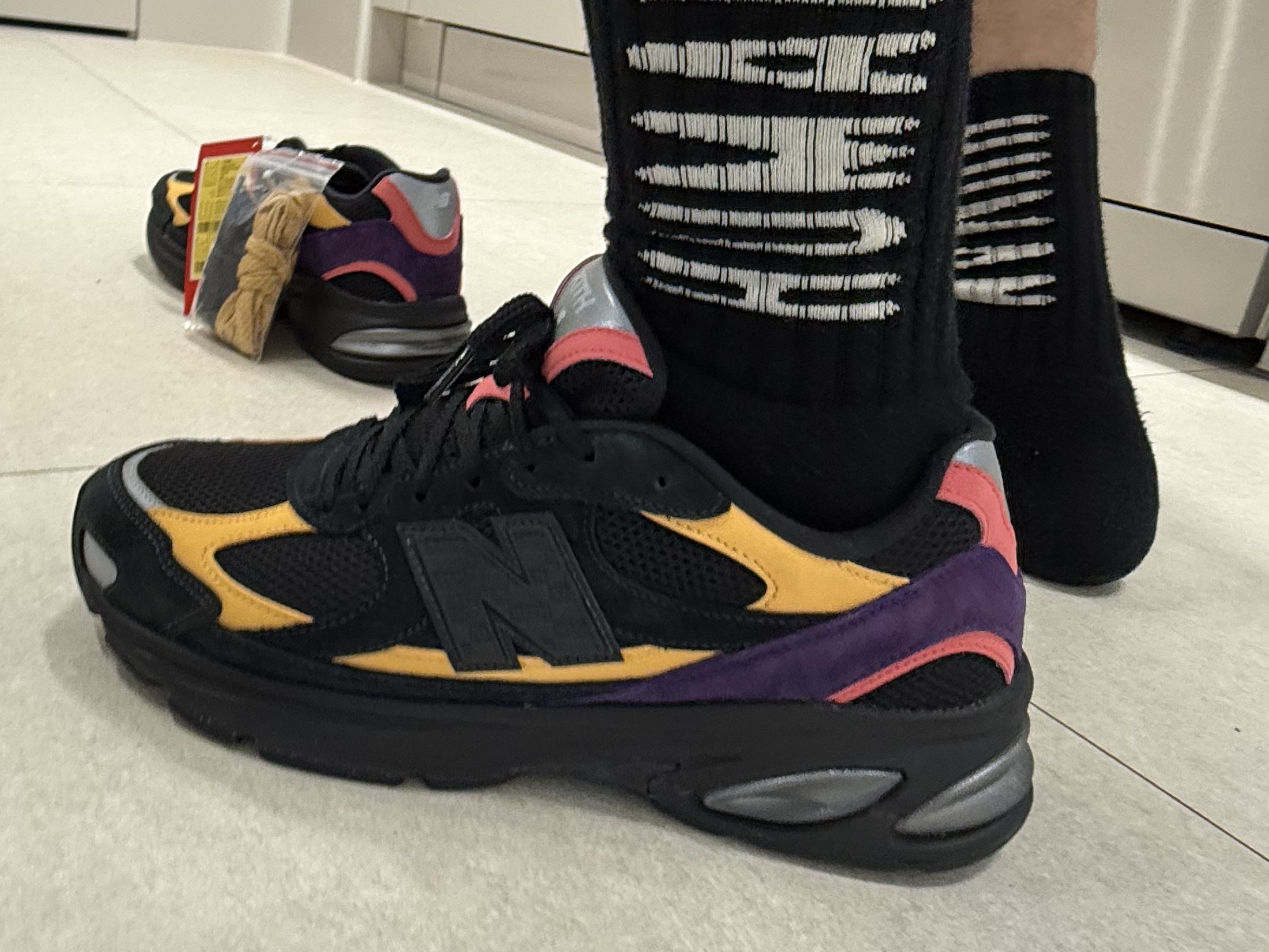New Balance x Ronnie Fieg 2010 Abzorb Black Yellow, Human Made HM Logo Socks Black 착용 스타일 - 2