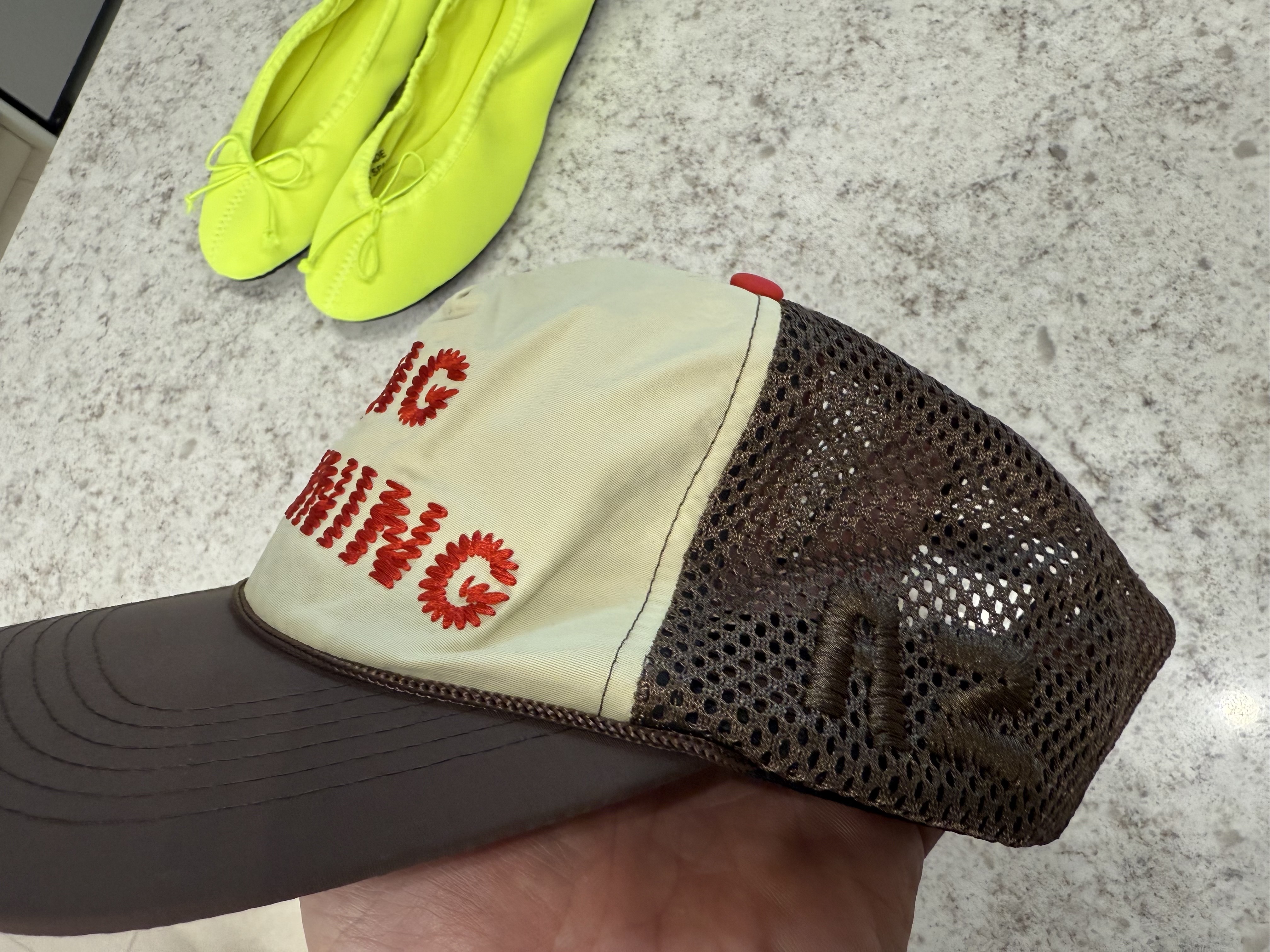 Alex Zono I Dig Running Trucker Hat OG Brown 착용 스타일 - 3