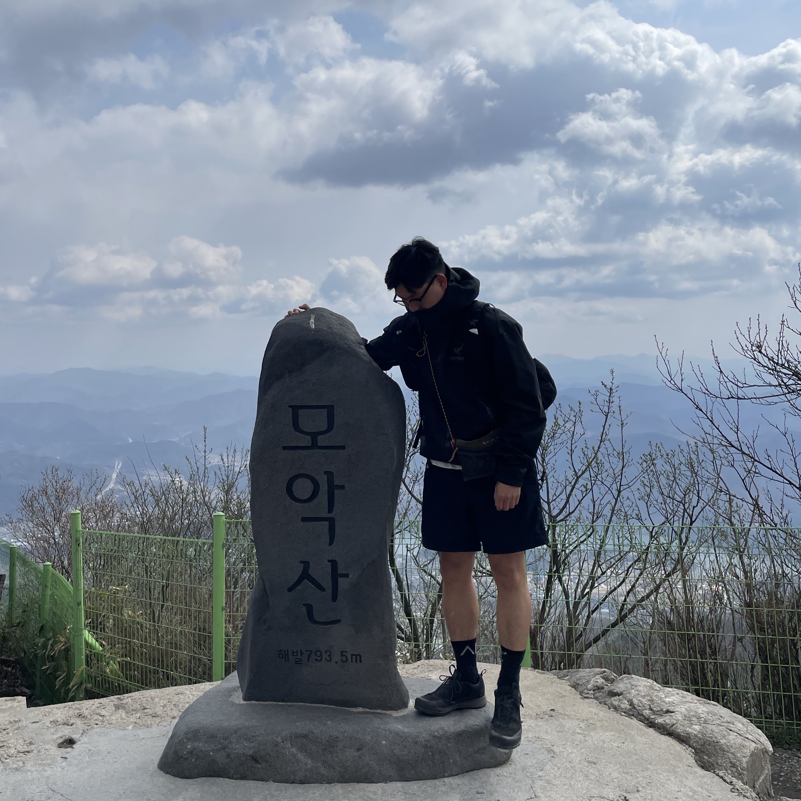 Arc'teryx Beta AR Stormhood Jacket Black 착용 스타일