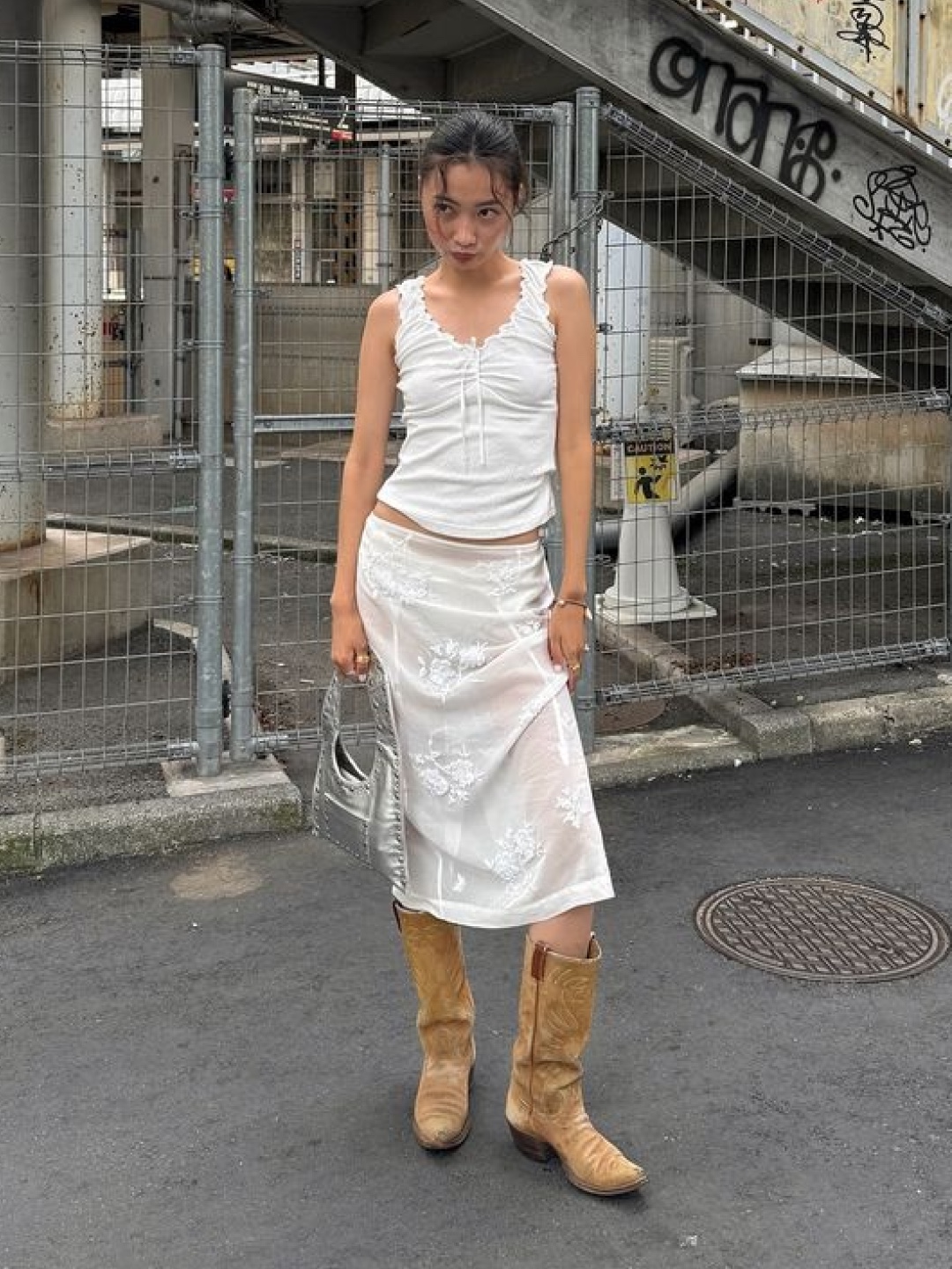 (W) Matin Kim Logo Crop Top White, YUJI Womens Washed Bermuda Pants Off White 착용 스타일 - 2