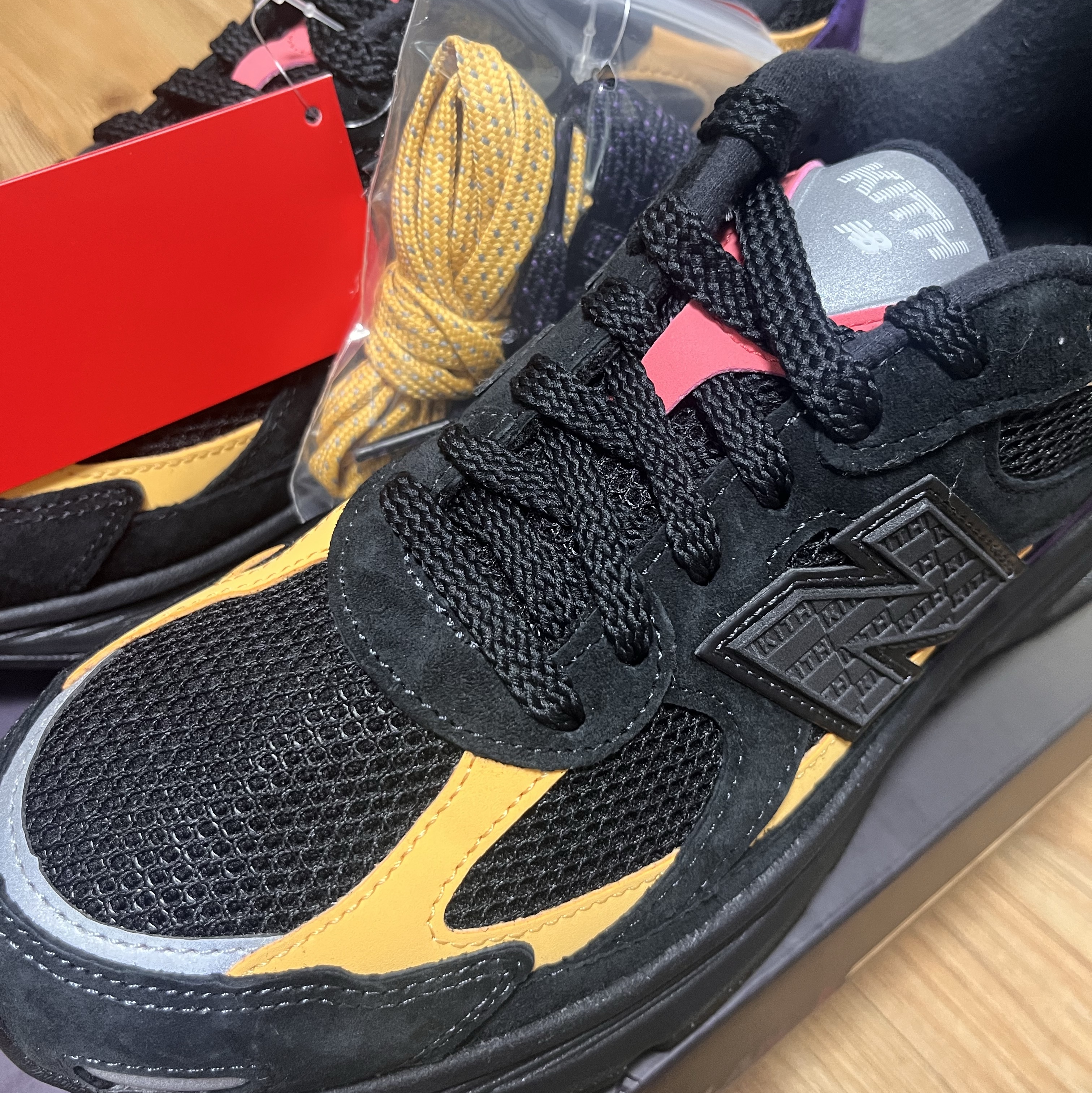 New Balance x Ronnie Fieg 2010 Abzorb Black Yellow 착용 스타일 - 2