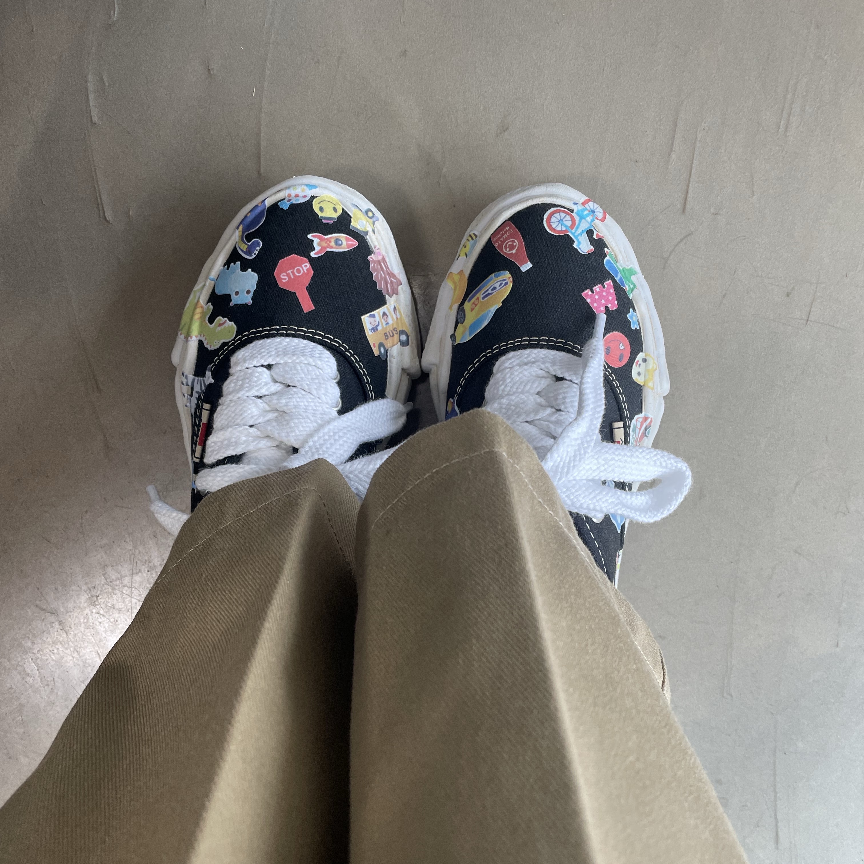 Maison Mihara Yasuhiro Baker OG Sole Sticker Printed Canvas Low-top Sneakers Black 착용 스타일