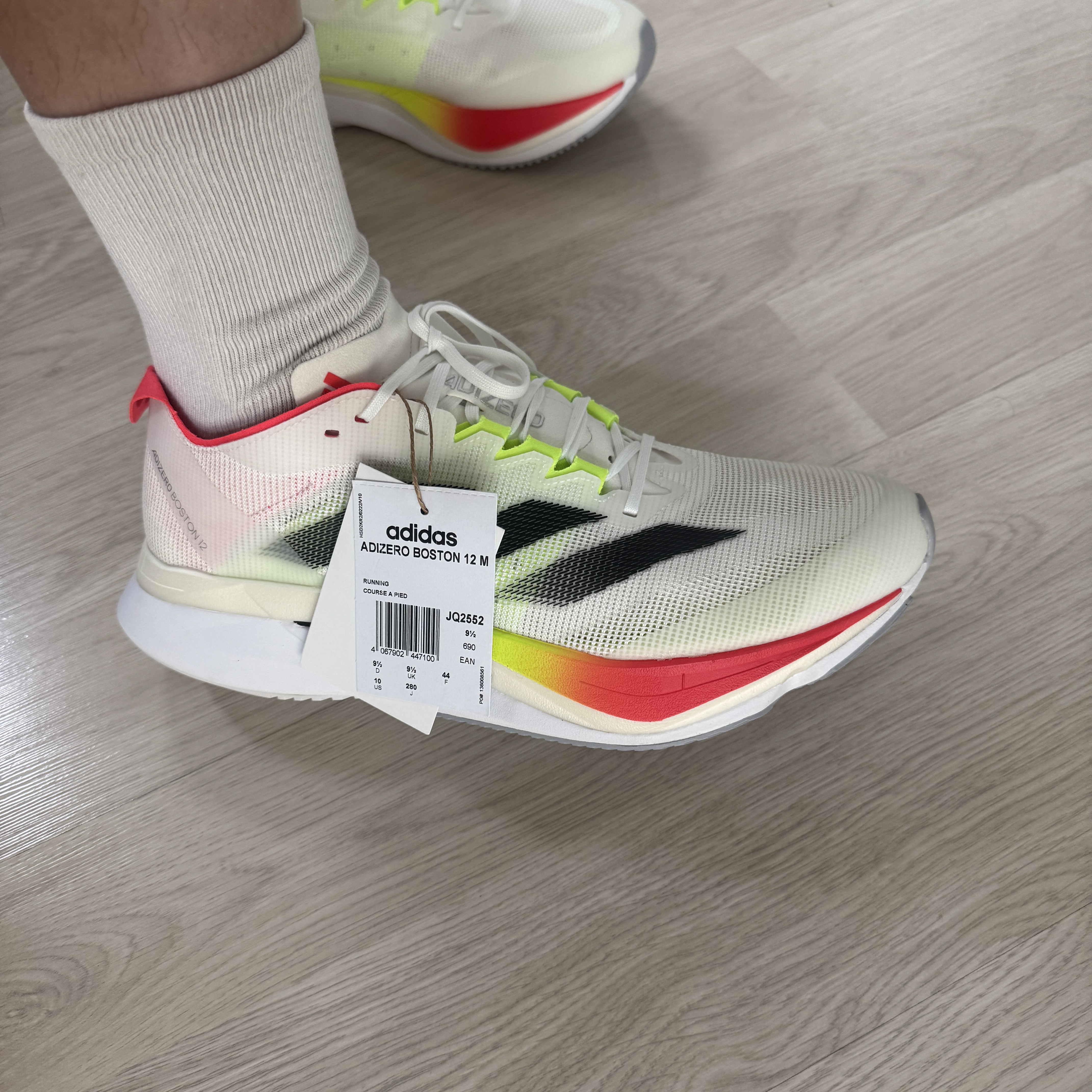 Adidas Adizero Boston 12 Cloud White Lucid Red 착용 스타일 - 1