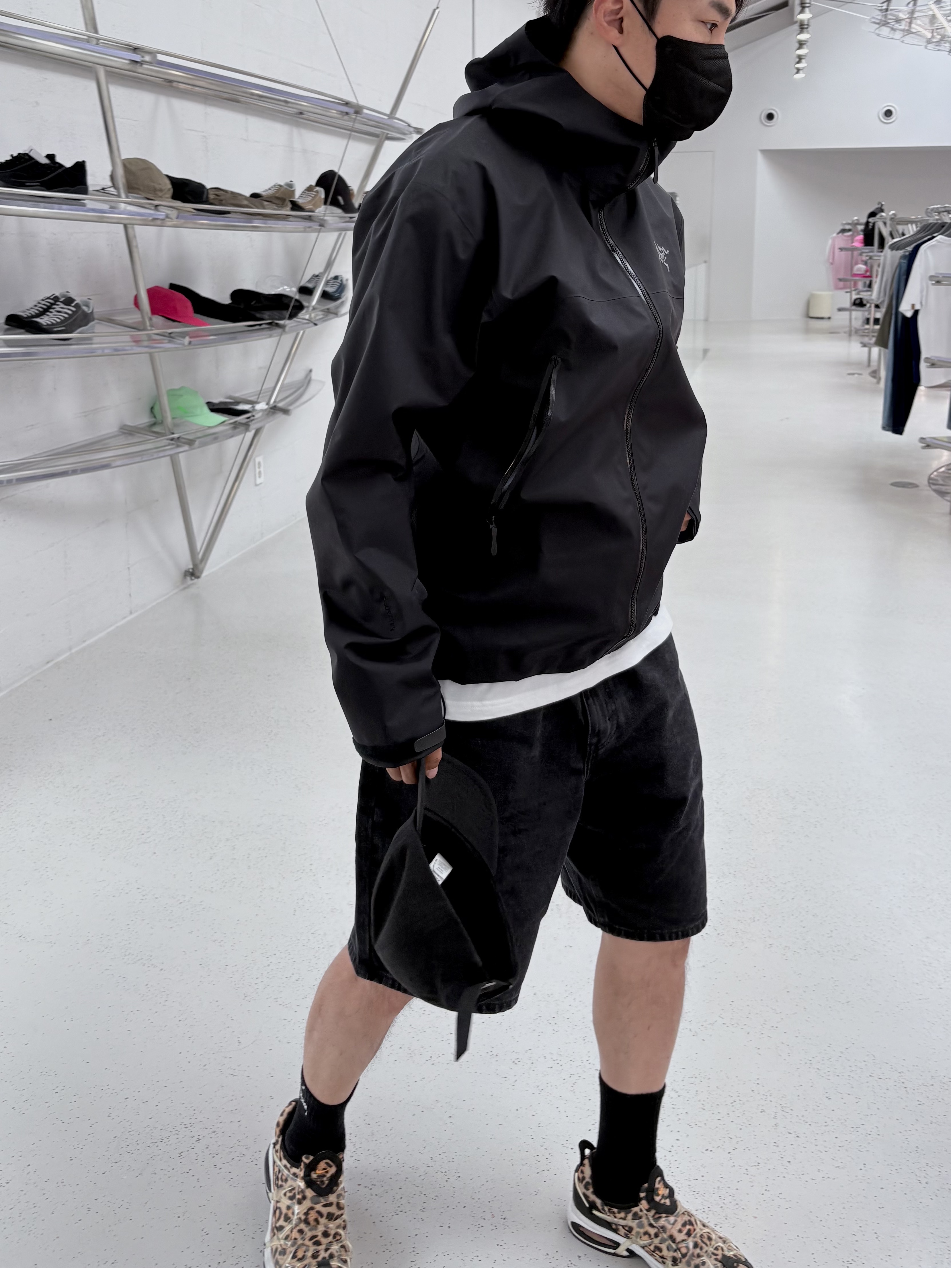 Arc'teryx Beta Jacket Black, Nike Air Kukini SE Kumquat and Action Red 착용 스타일