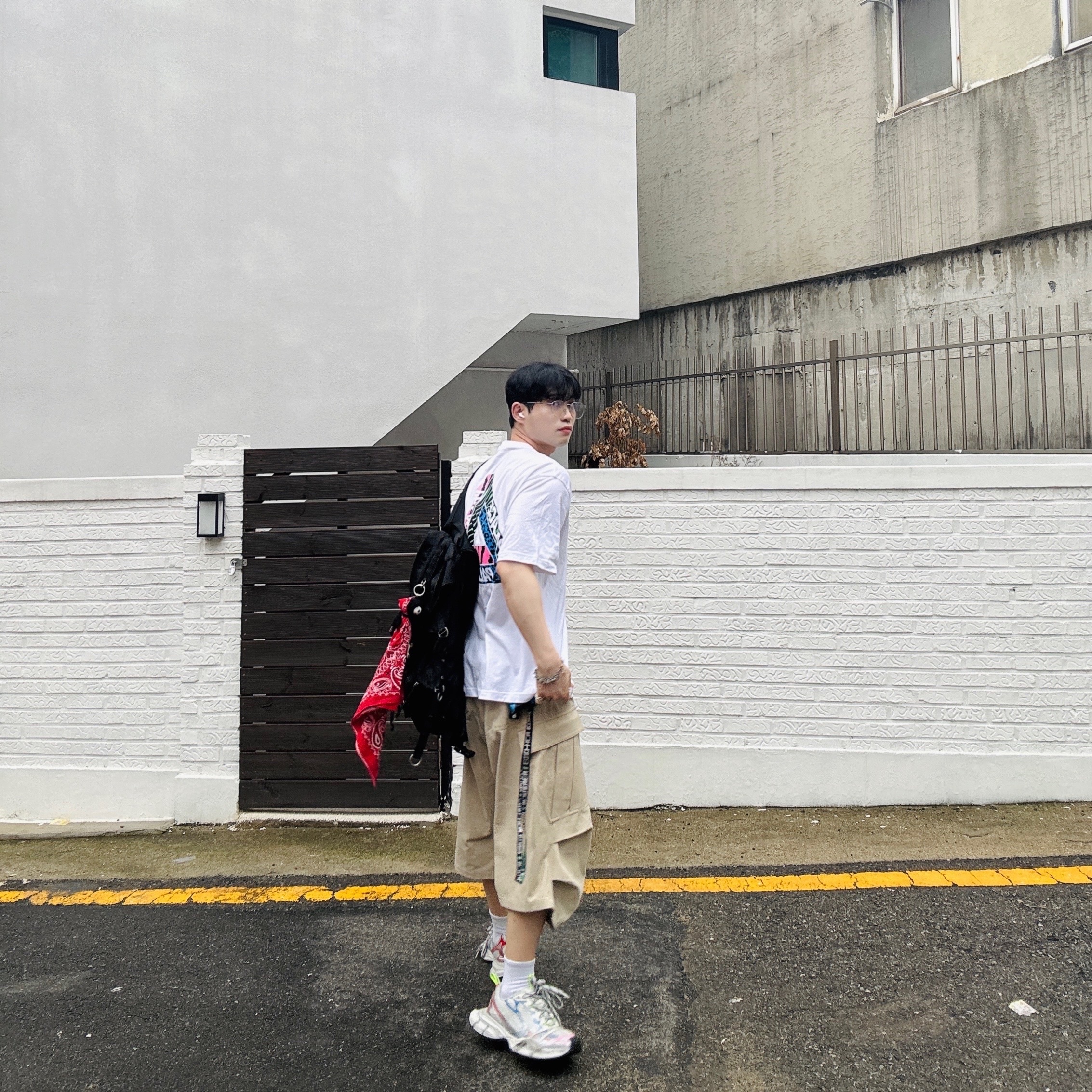 Palace Jungle Dream T-Shirt White - 24FW, Supreme Hav-A-Hank Bandanas Multicolor (Set of 3) - 24SS 착용 스타일 - 2