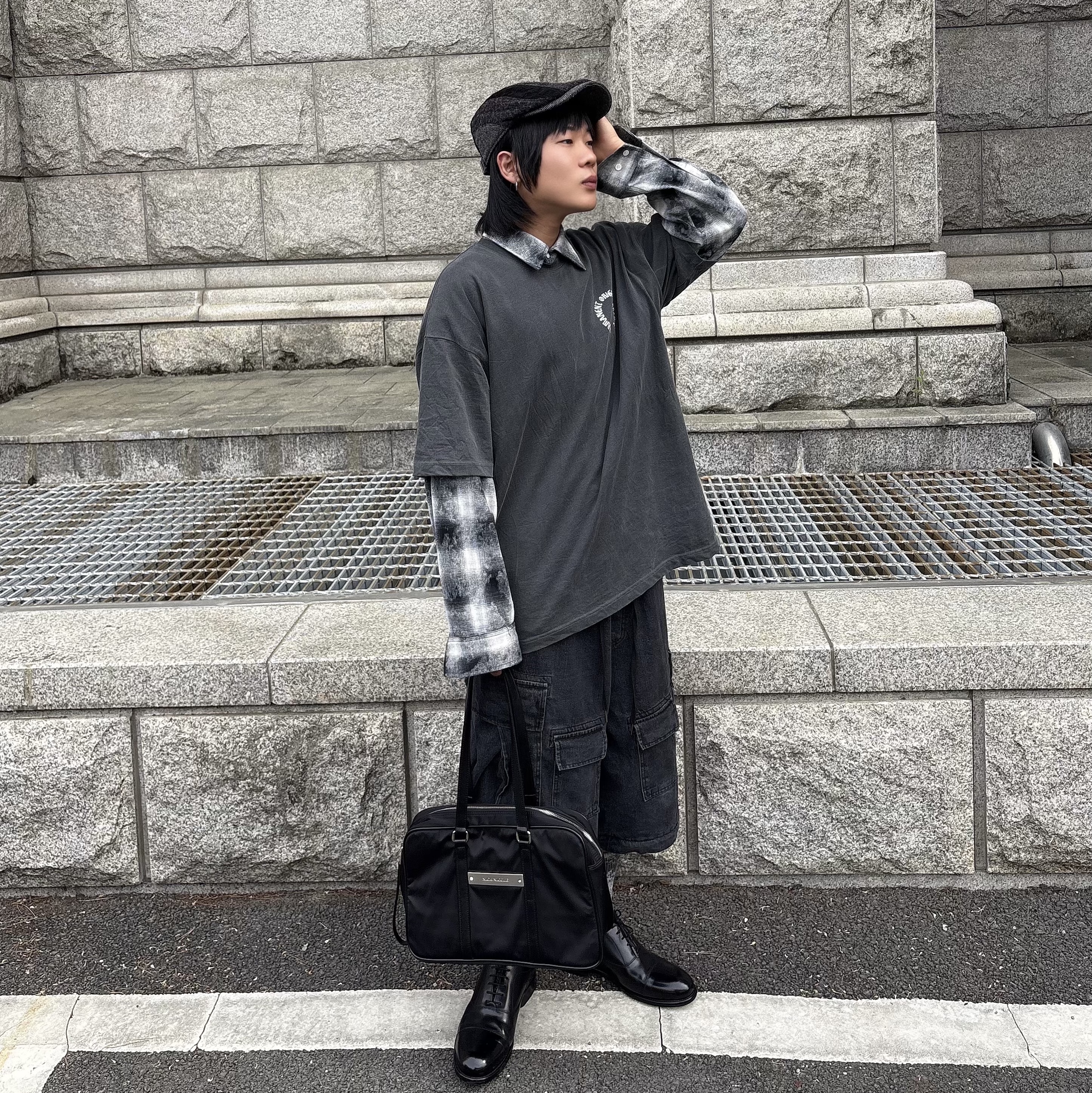 Permanent Archive Bleached Check Shirt Black & White, Permanent Archive Pigment Arch Logo T-Shirt Charcoal 착용 스타일 - 1