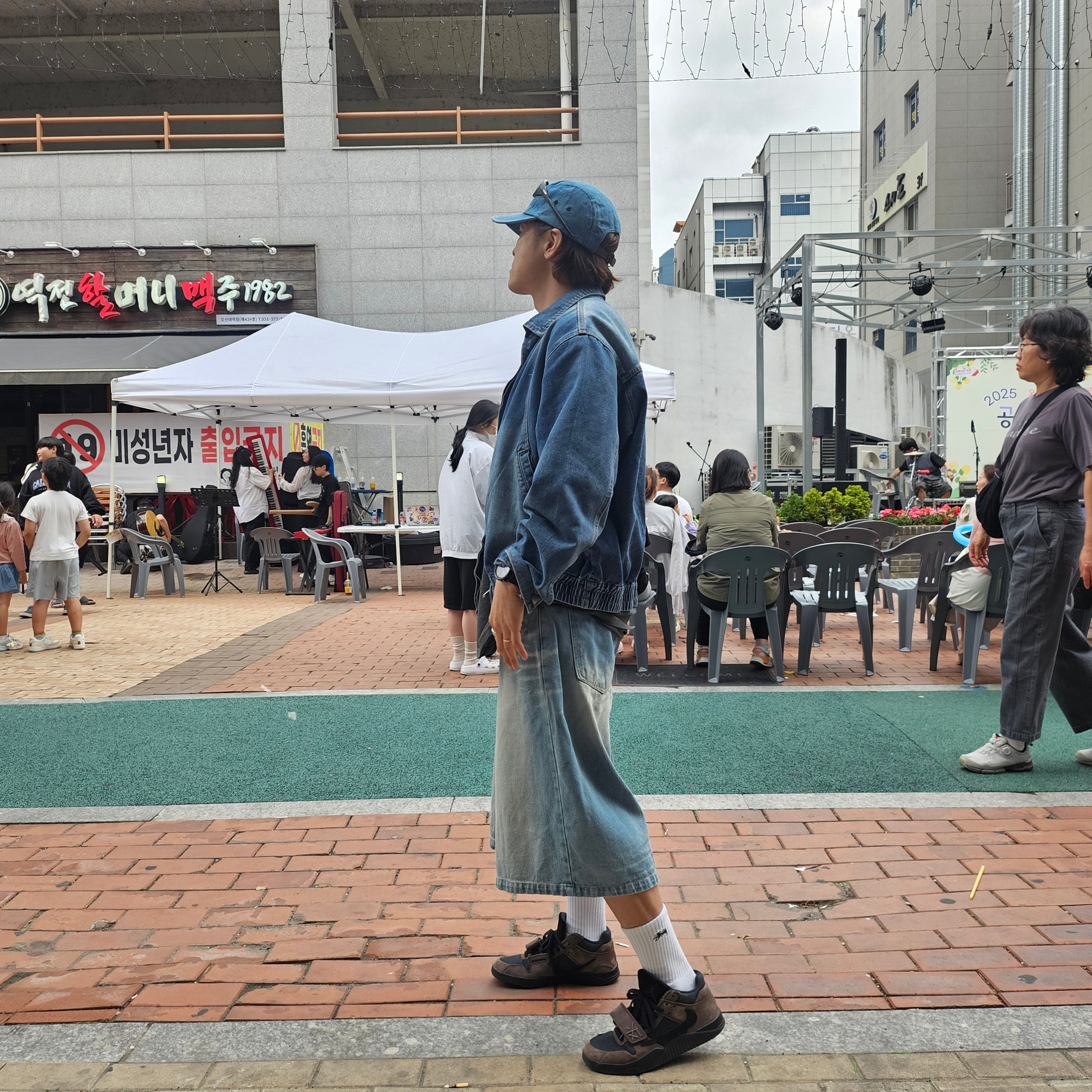 Supreme Washed Chino Twill Camp Cap Denim - 23FW, Jordan x Travis Scott Jumpman Jack TR Black and Dark Mocha 착용 스타일 - 3