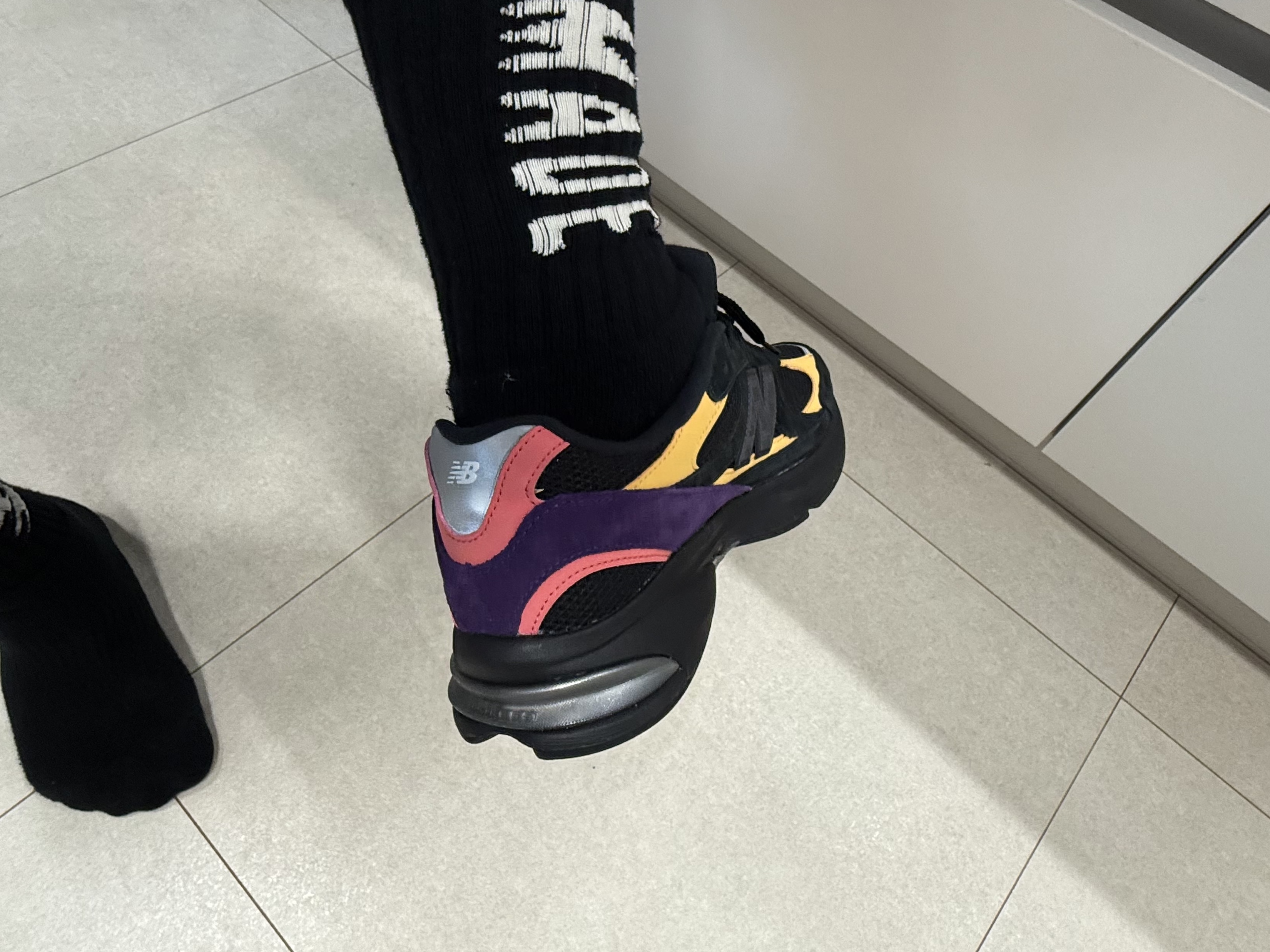 New Balance x Ronnie Fieg 2010 Abzorb Black Yellow, Human Made HM Logo Socks Black 착용 스타일 - 4