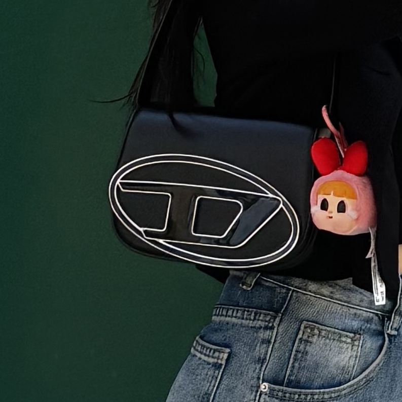 Pop Mart Crybaby x Powerpuff Girls Series Keyring Sealed Case (6 Blind Boxes), Diesel 1DR Shoulder Bag in Nappa Leather Black 착용 스타일