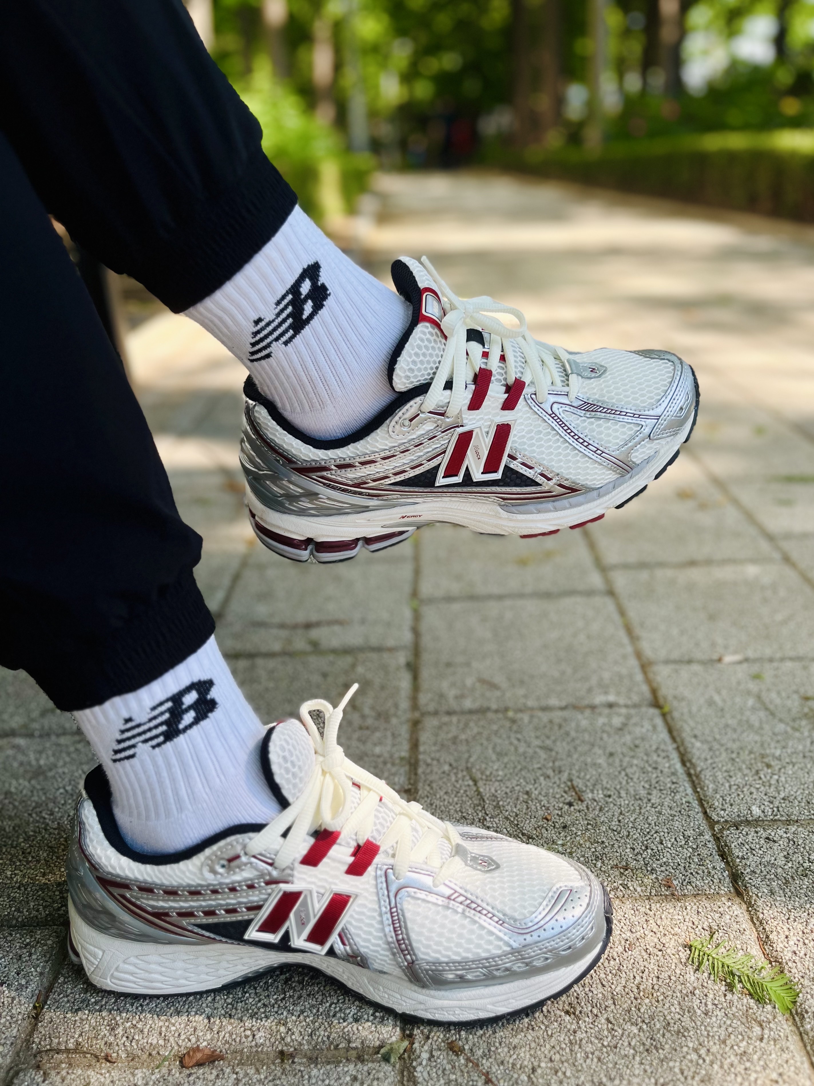 New Balance 1906R Silver Metallic Classic Crimson, New Balance 1906R Silver Metallic Blue 착용 스타일