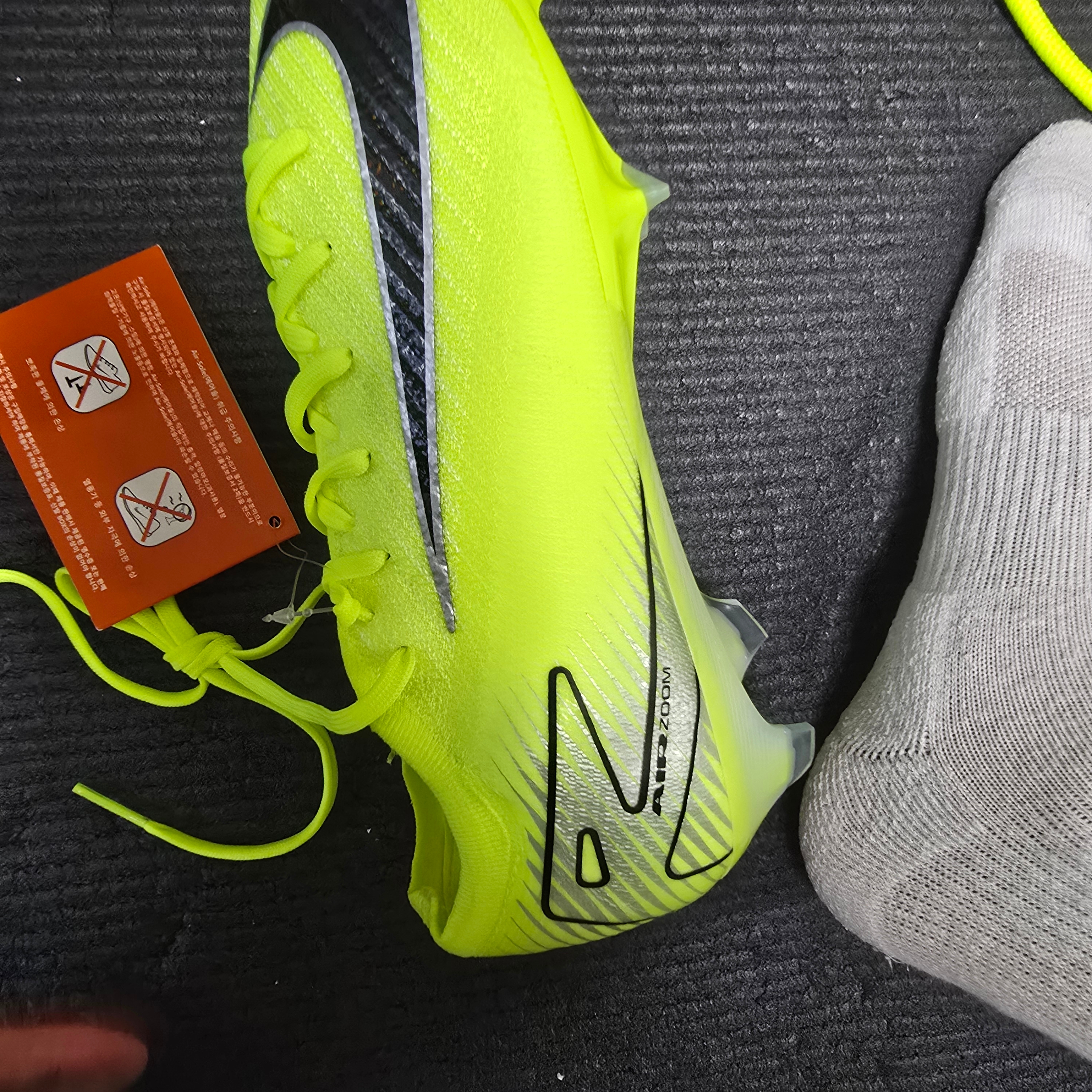 Nike Zoom Mercurial Vapor 16 Elite FG Volt Black 착용 스타일 - 4
