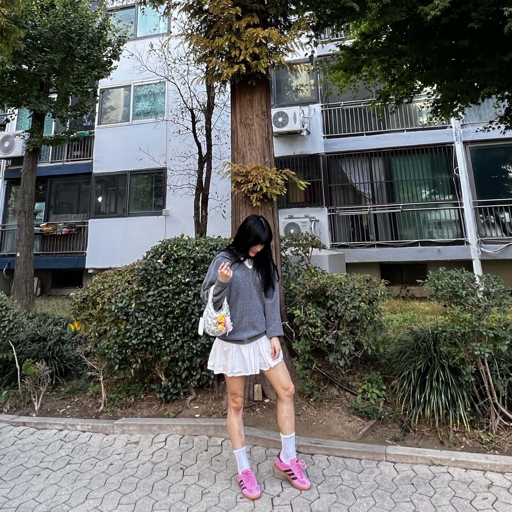 (W) Adidas Gazelle Indoor Bliss Pink, COS Quilted Micro Bag Silver 착용 스타일