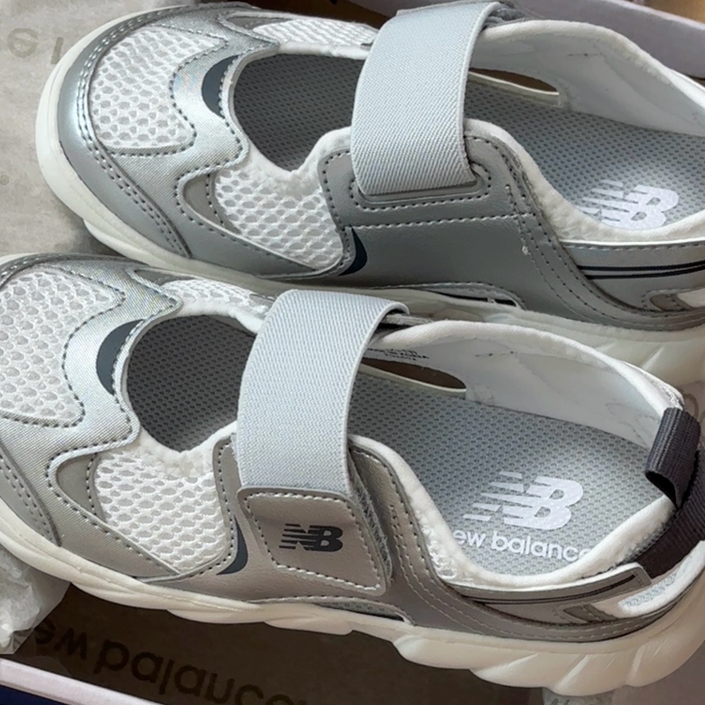 (Kids) New Balance Freedle 920 Sandal Silver 착용 스타일 - 2