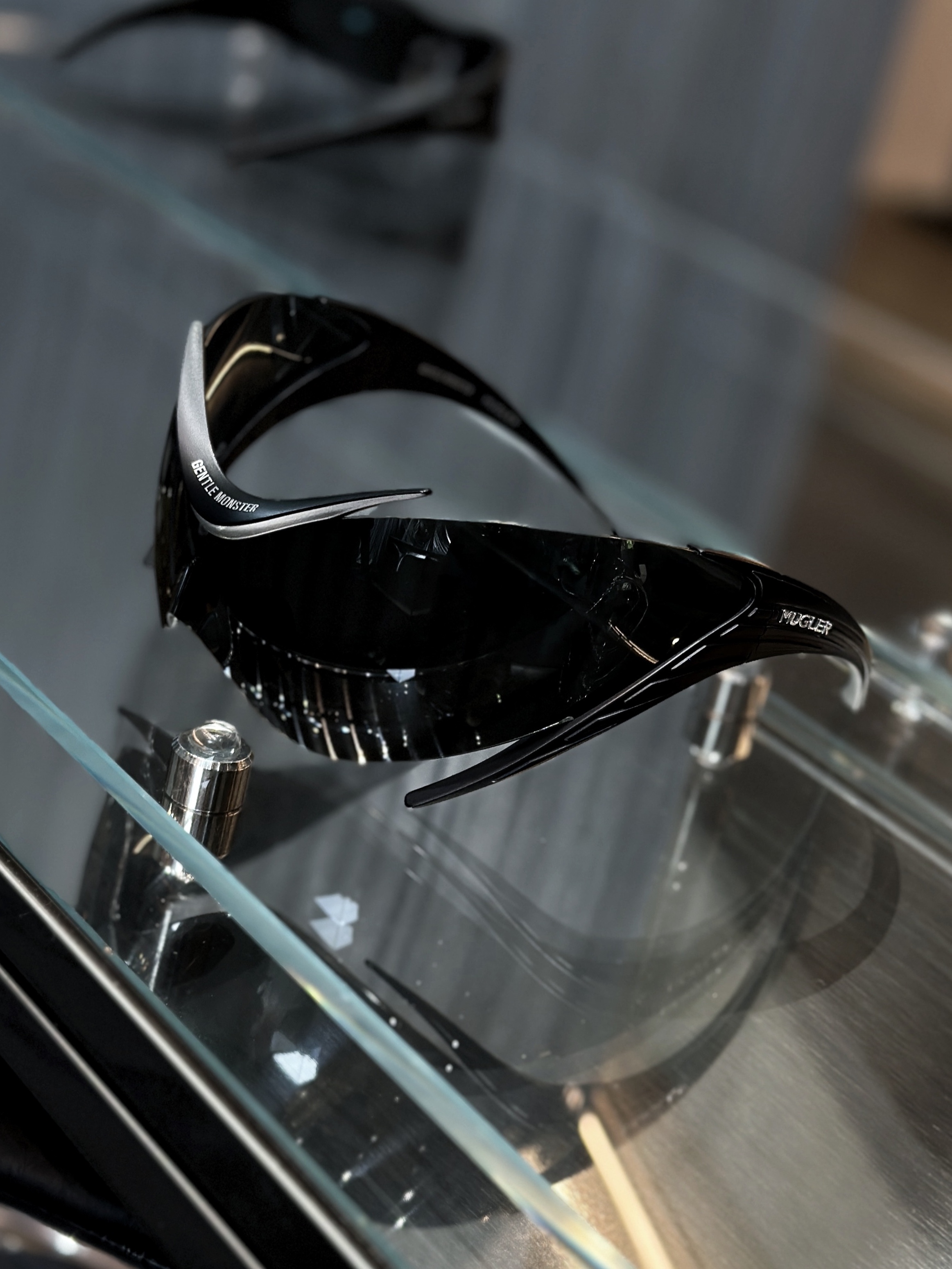 Gentle Monster x Mugler Spiral 01 M01 Black Gray 착용 스타일 - 5