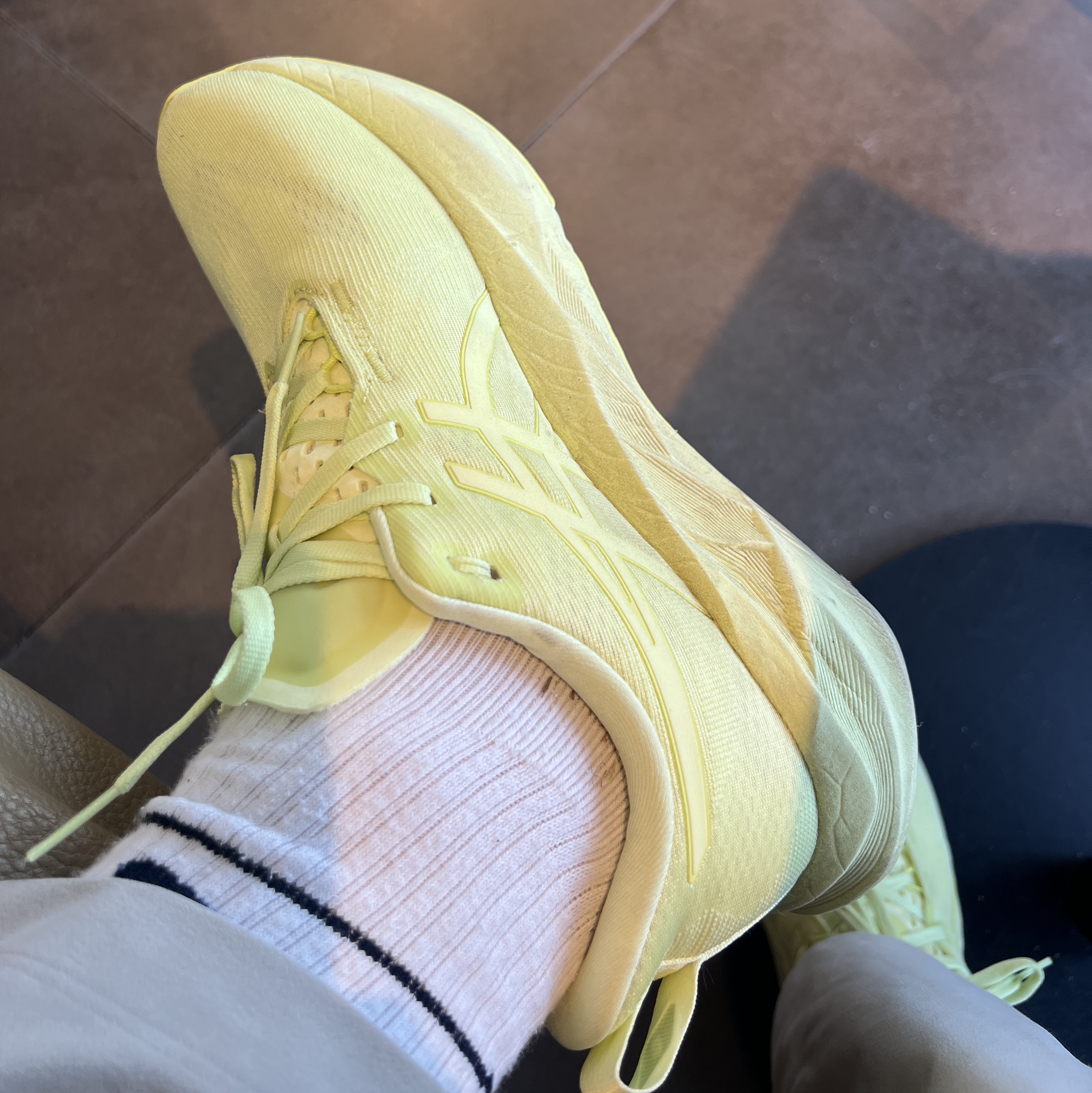 Asics Novablast 5 Lite Show Huddle Yellow 착용 스타일 - 3