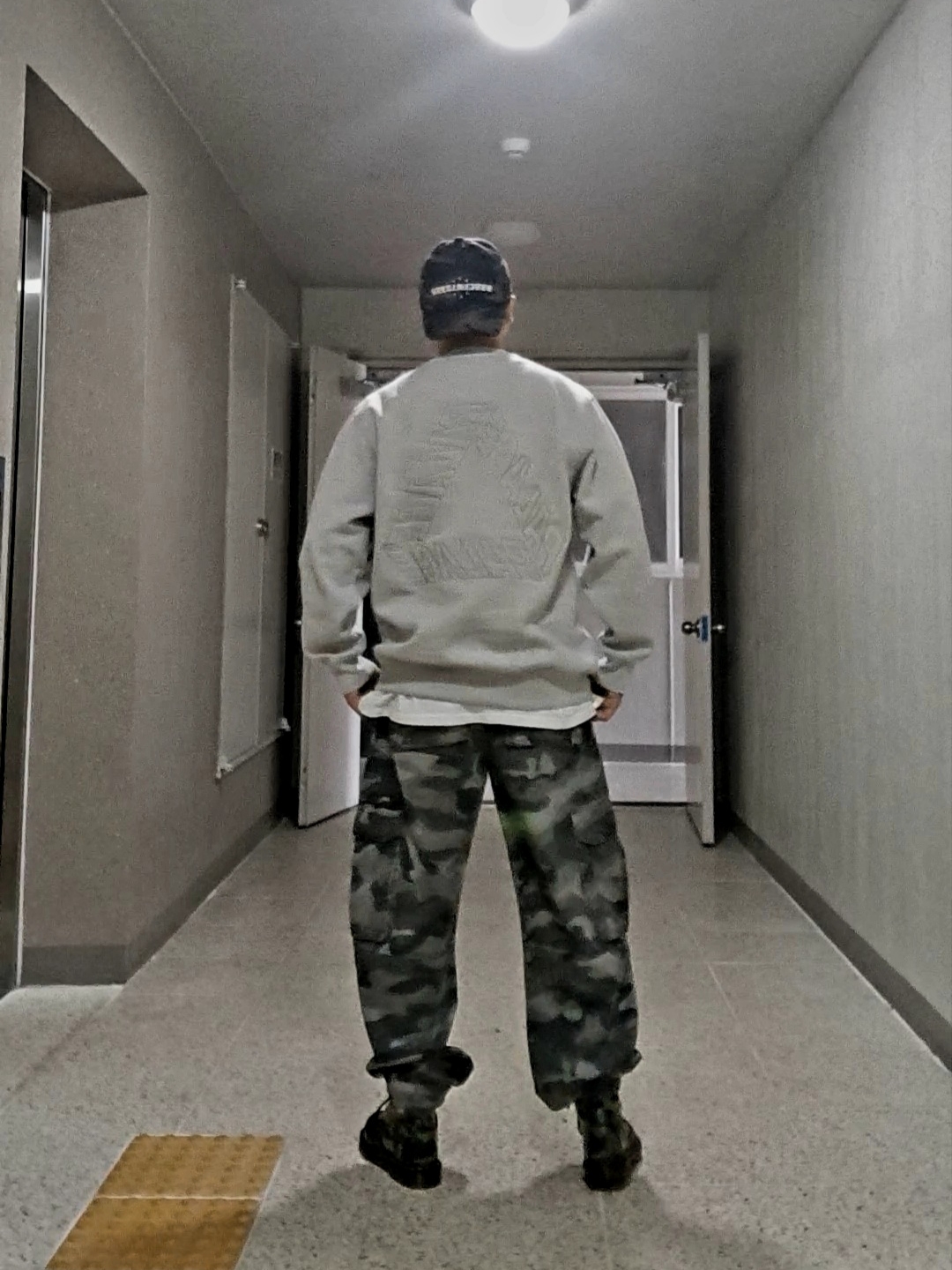Palace Outline P-3 Crew Grey Marl - 24SS, Dr. Martens x BAPE 1460 Zip Camo 착용 스타일 - 1