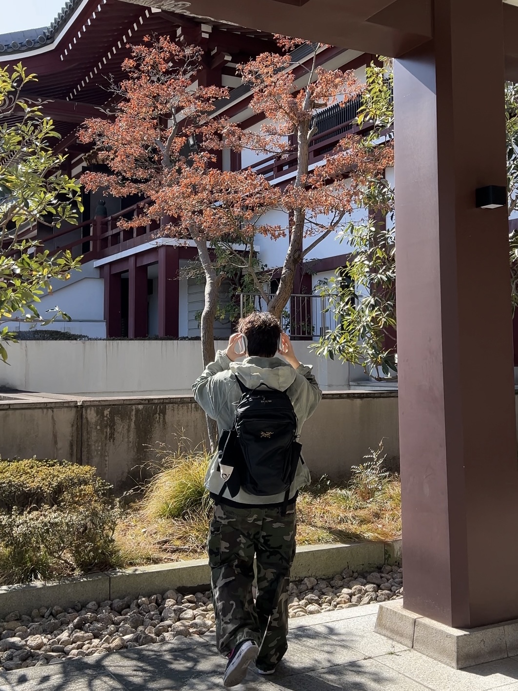 Arc'teryx Mantis 26 Backpack Black, Nike x Peaceminusone Air Force 1 Low Para-Noise 3.0 Black and Multicolor 착용 스타일 - 2