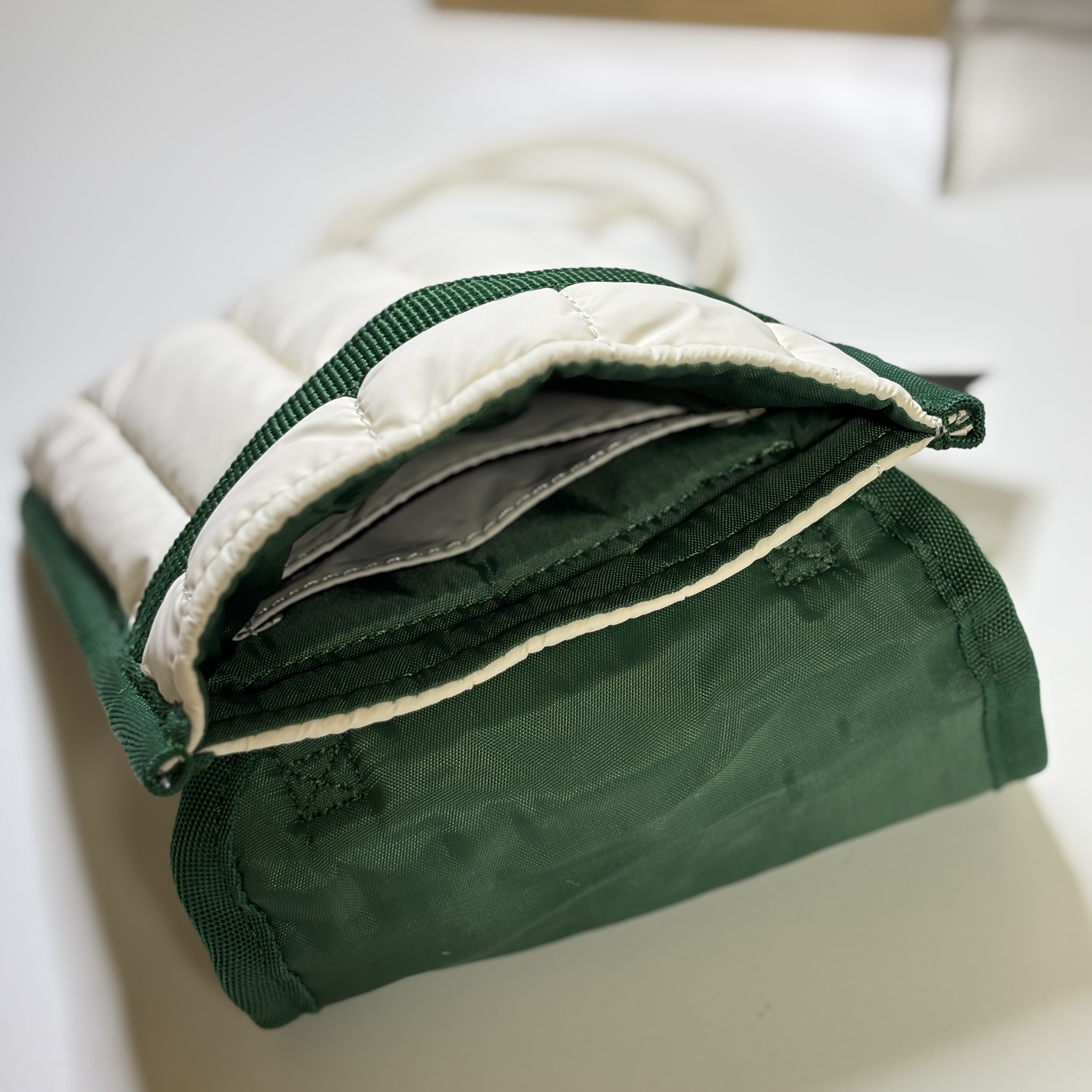 Starbucks x Hunter Rainy Phone Pouch Bag Cream 착용 스타일 - 1