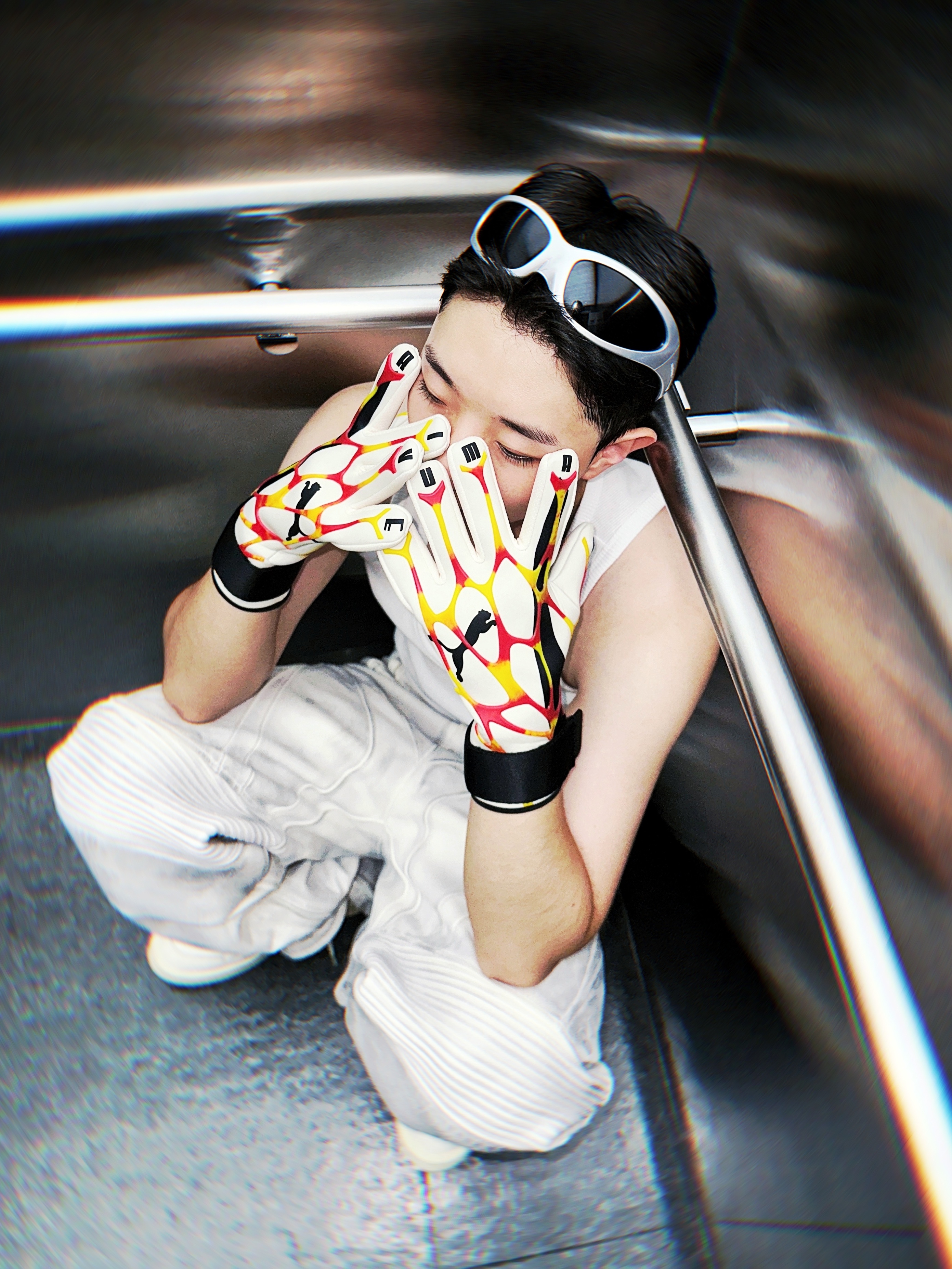 Puma x A$AP Rocky XL Driving Gloves Alpine Snow, Balenciaga Skin Cat Sunglasses Silver 착용 스타일 - 5