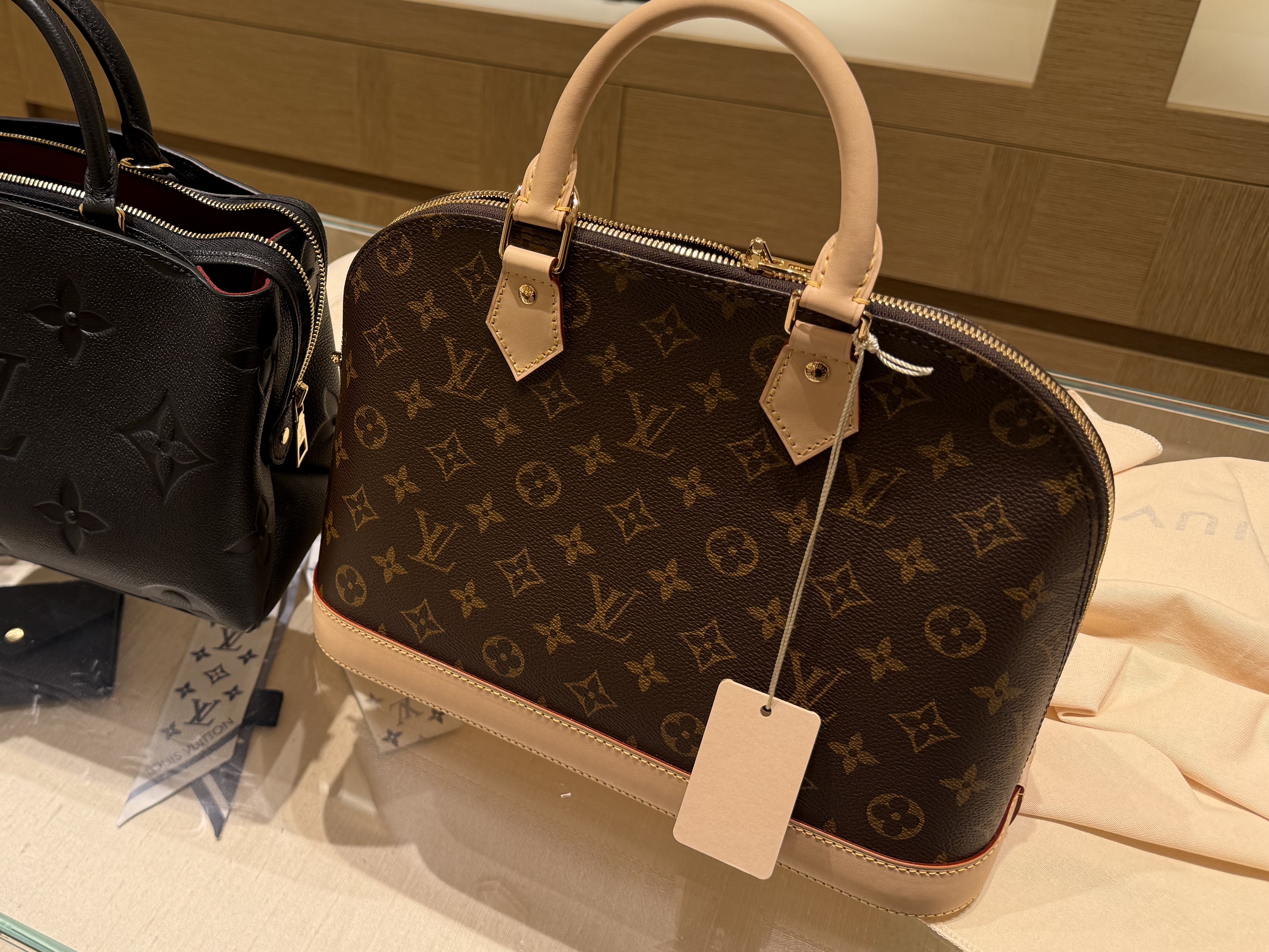 Louis Vuitton Alma PM Monogram 착용 스타일 - 7