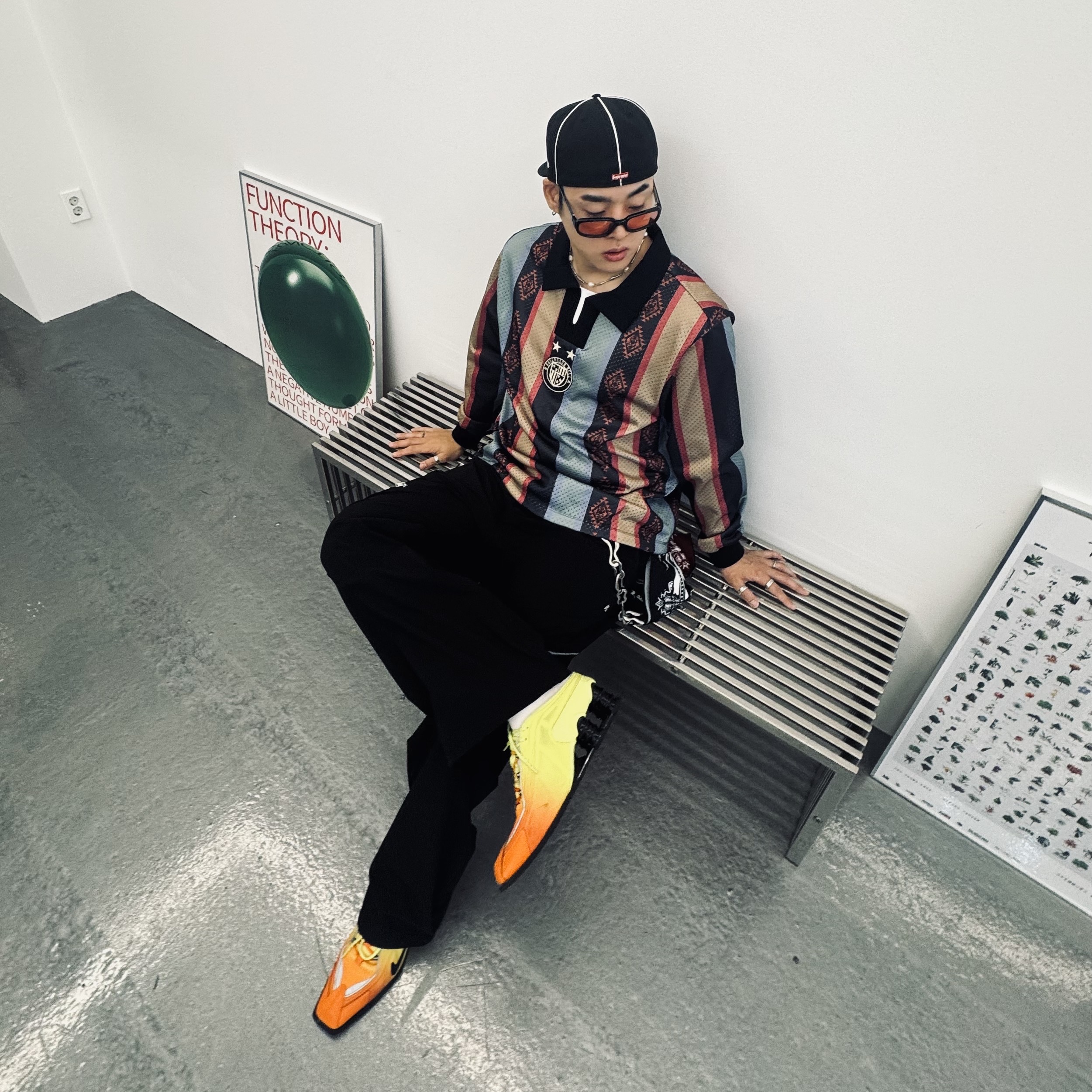 Nike x Martine Rose Shox MR4 Safety Orange, Supreme Piping Script Logo New Era Black - 25SS 착용 스타일 - 2