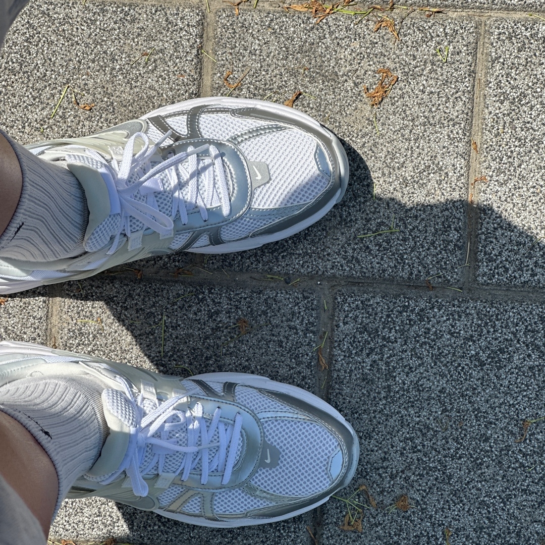 Nike V2K Run Metallic Silver White 착용 스타일