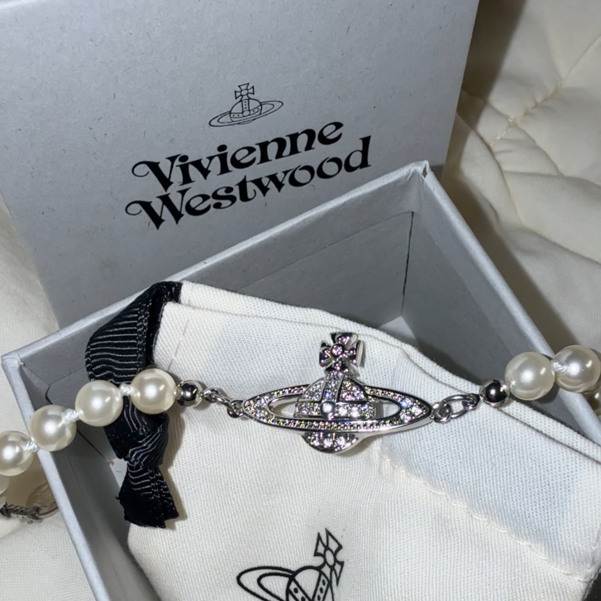 Vivienne Westwood Mini Bas Relief Bracelet Silver 착용 스타일