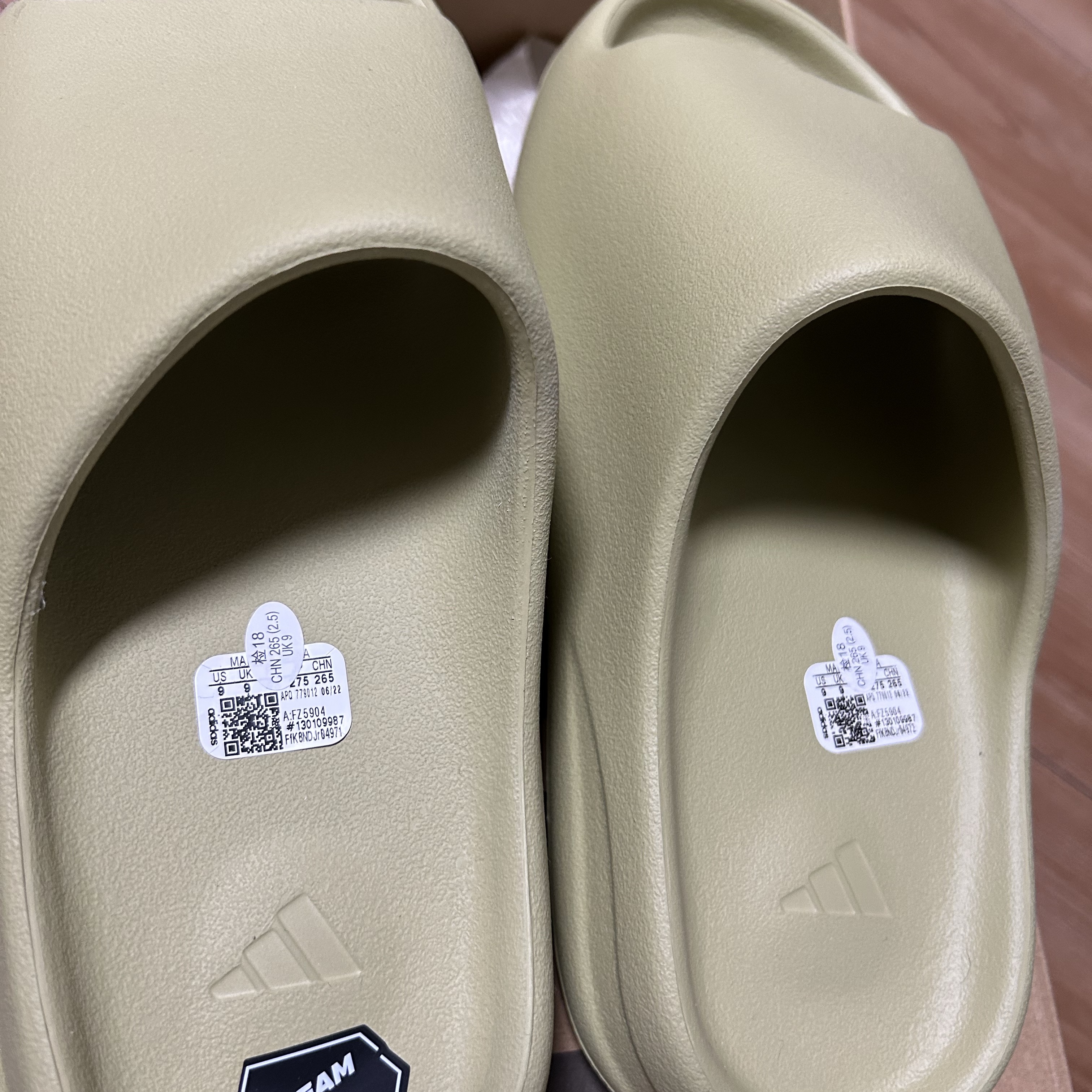 Adidas Yeezy Slide Resin 2022 착용 스타일 - 2