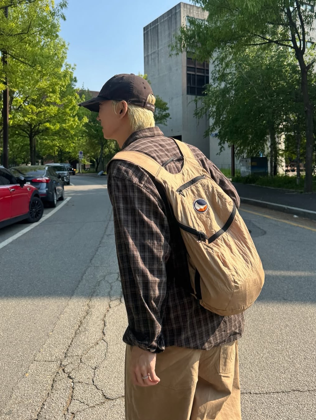 Ticket To The Moon Backpack Plus 25L Ice Brown 착용 스타일