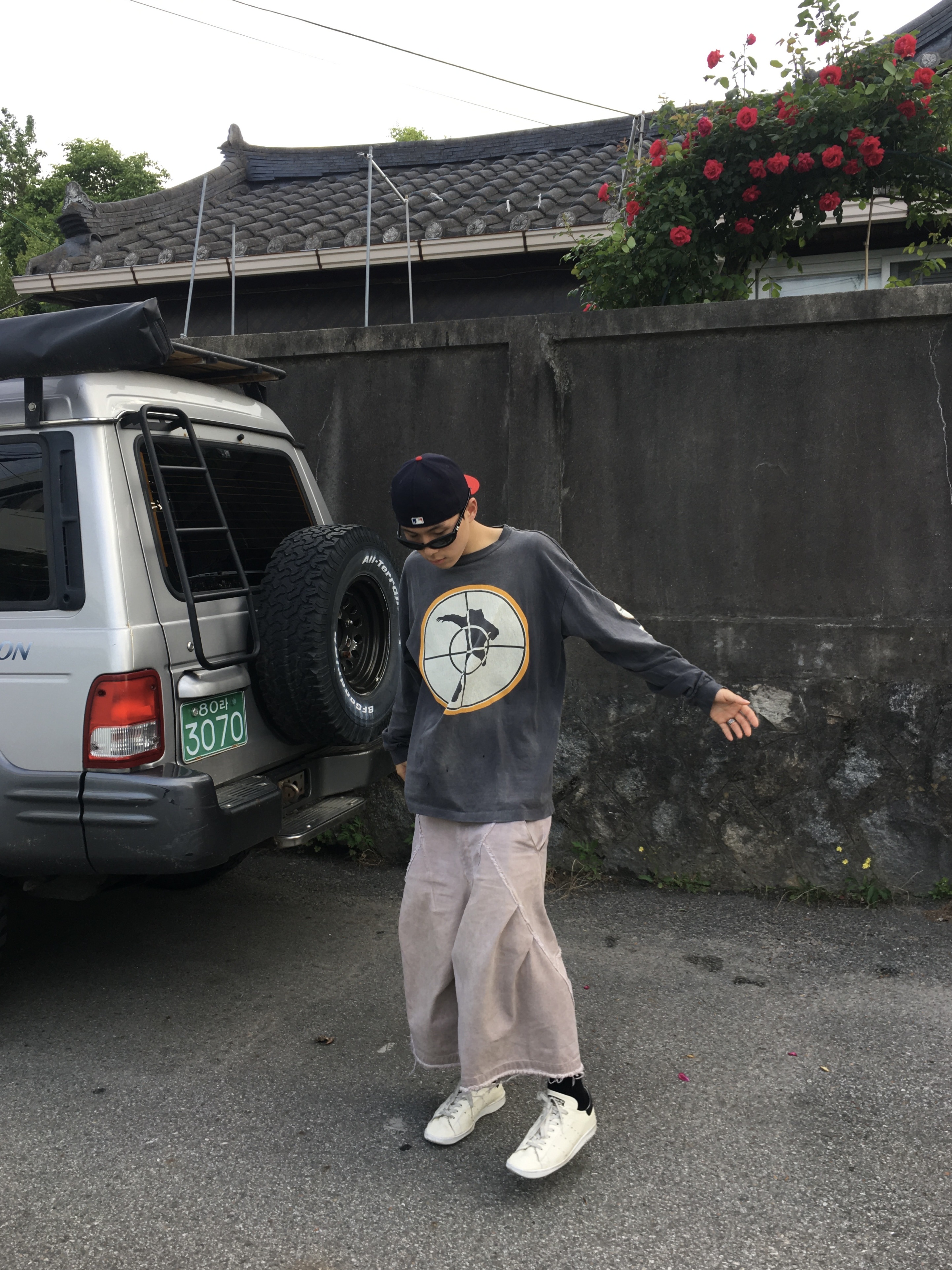 Saint Mxxxxxx Target L/S T-Shirt Black - 24SS, Balenciaga x Adidas Stan Smith Off White 착용 스타일 - 2