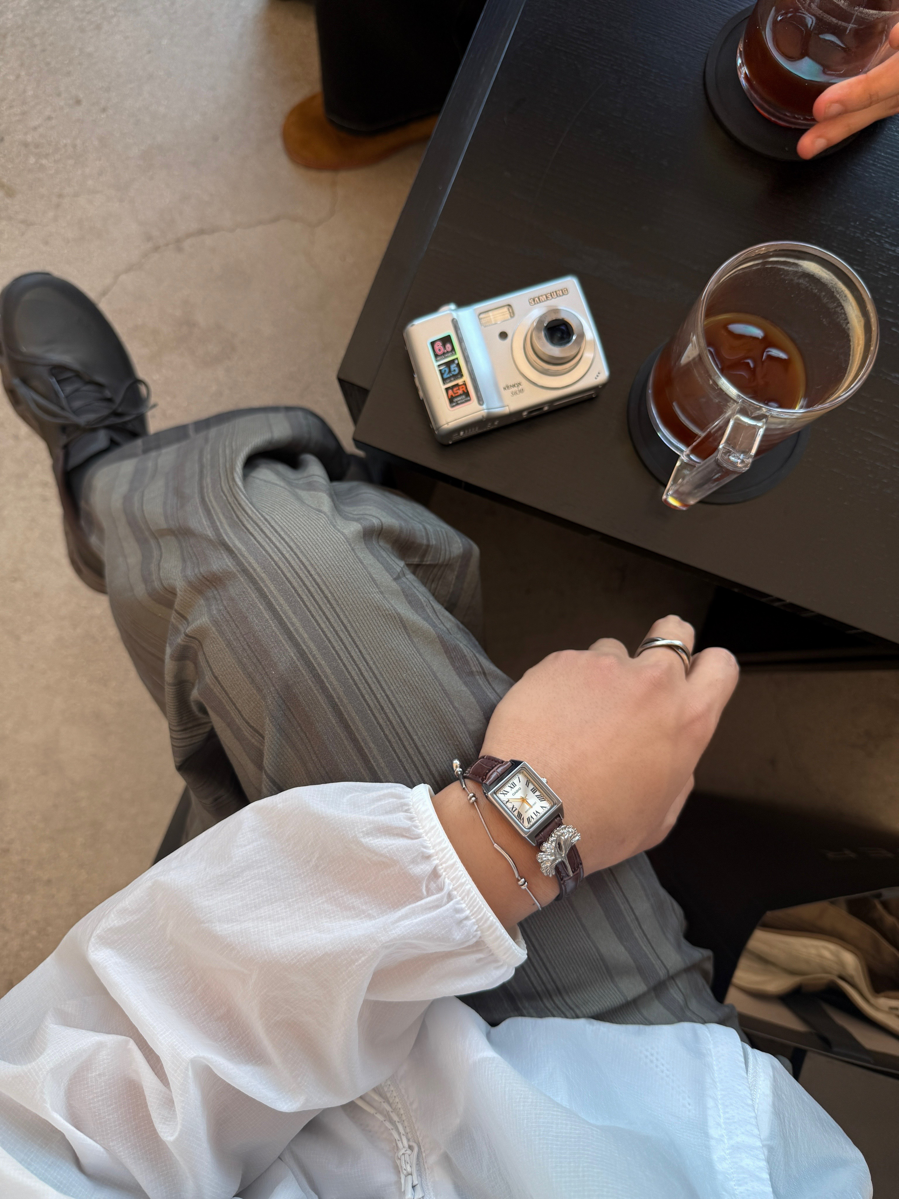 Casio LTP-V007L-9B, On Running x Post Archive Faction (Paf) Cloudmonster 2 Thorn Brown 착용 스타일 - 2