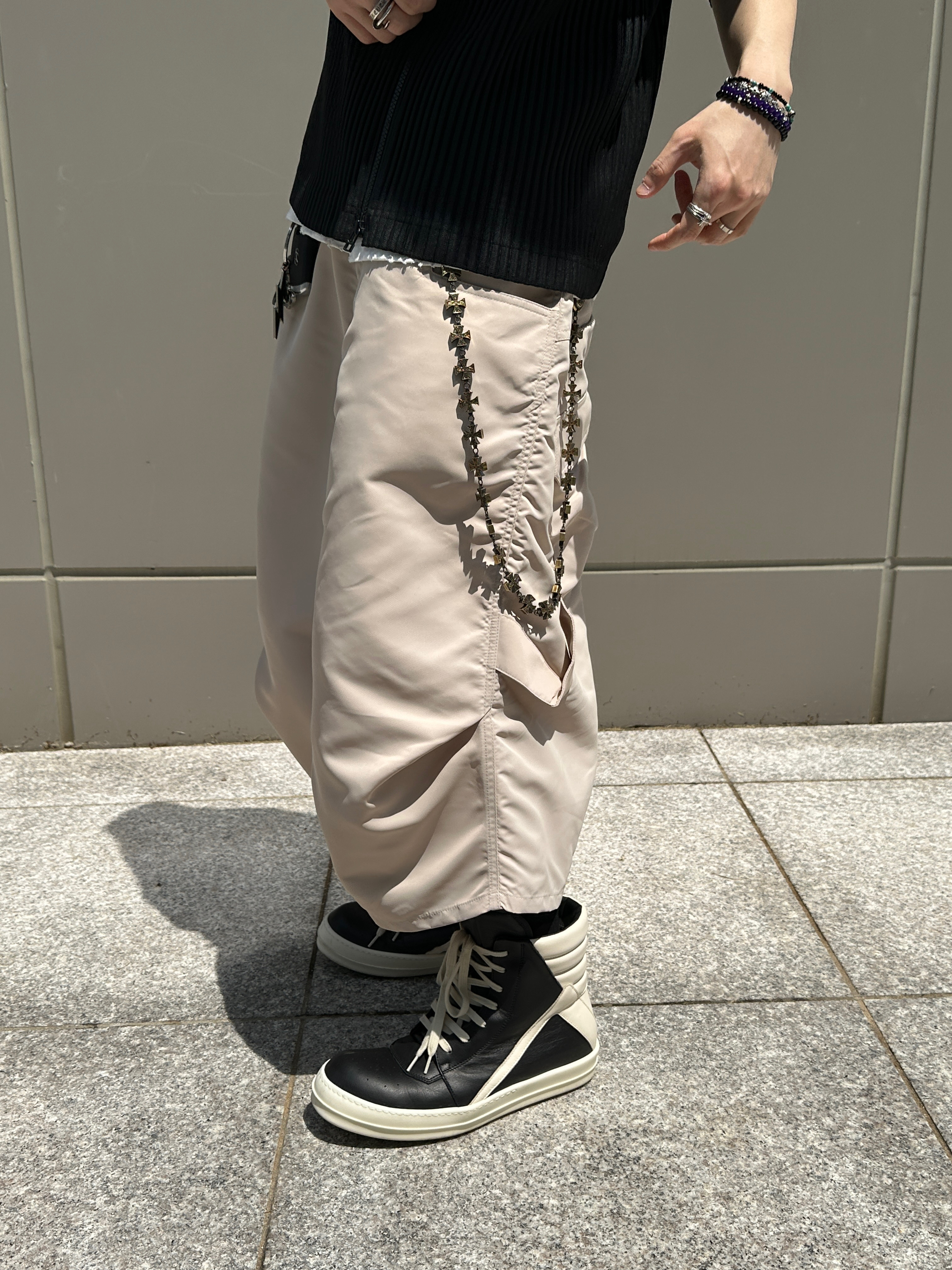 Homme Plisse Issey Miyake Basics Zip Up Jacket Black, Kamien 247 Nylon Bermuda Pants Light Beige 착용 스타일 - 3