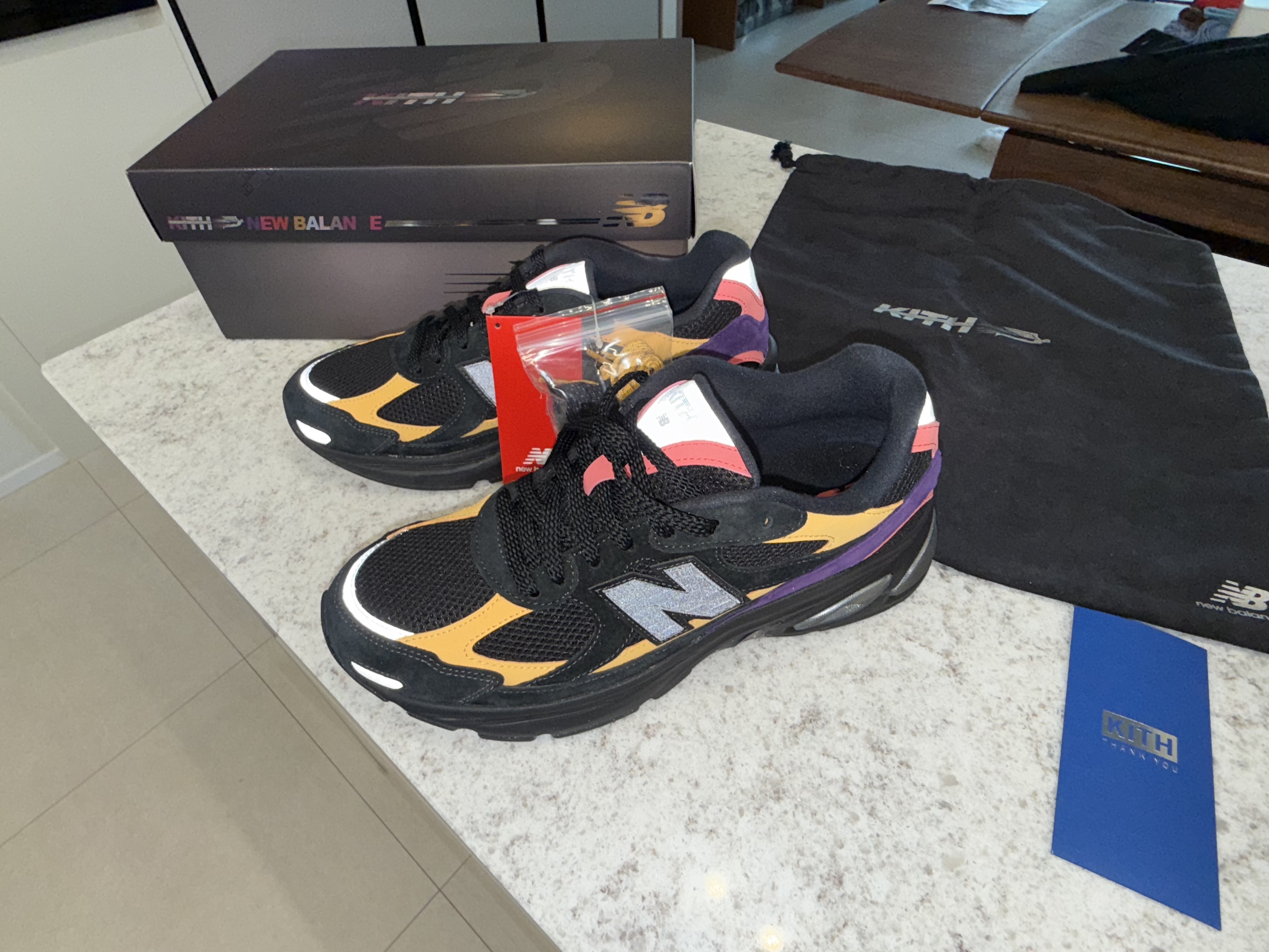 New Balance x Ronnie Fieg 2010 Abzorb Black Yellow, Human Made HM Logo Socks Black 착용 스타일 - 6