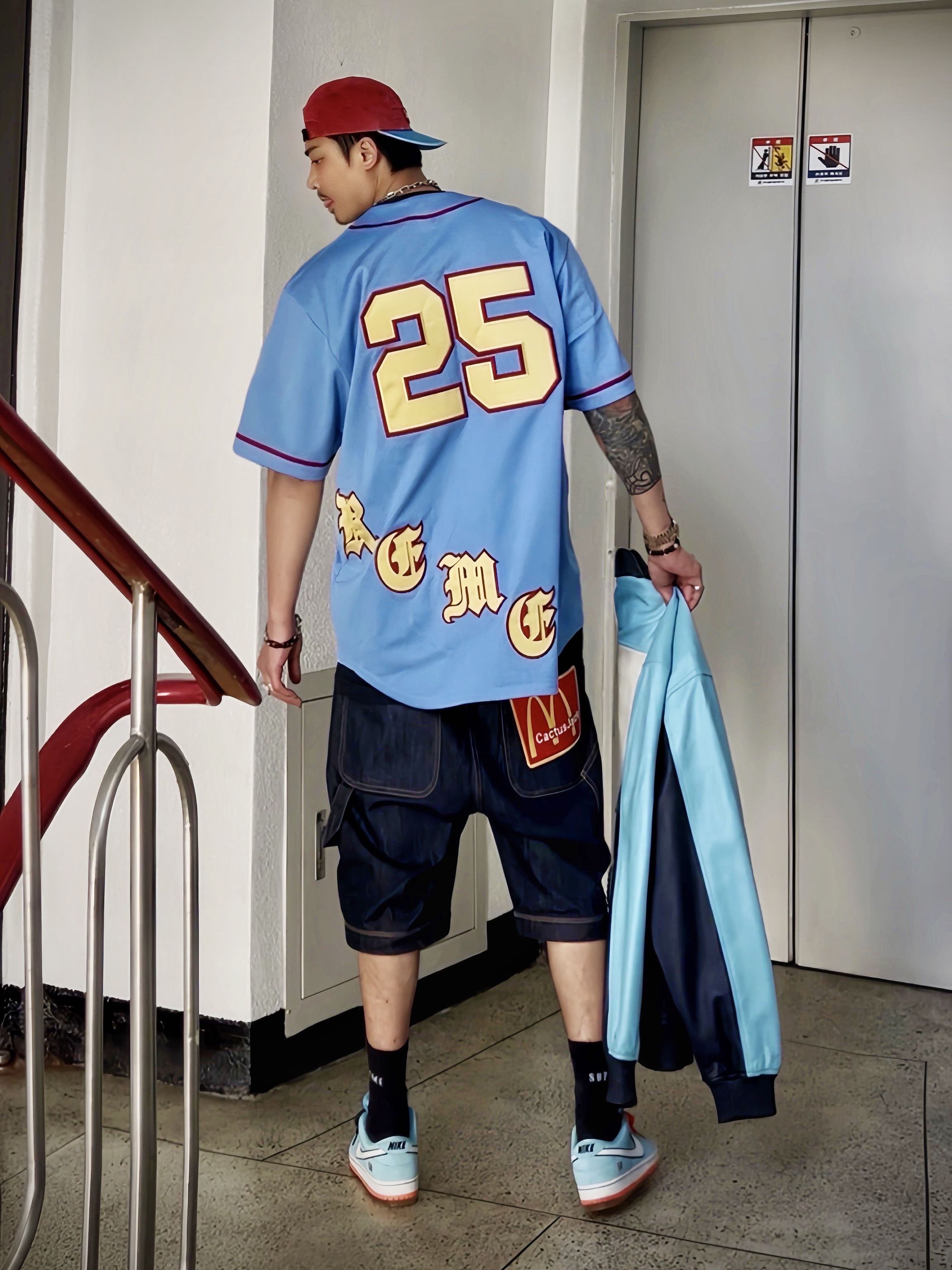 Supreme Pigment 2-Tone Camp Cap Red - 24SS, Supreme Mont Blanc T-Shirt Black - 23FW 착용 스타일 - 1