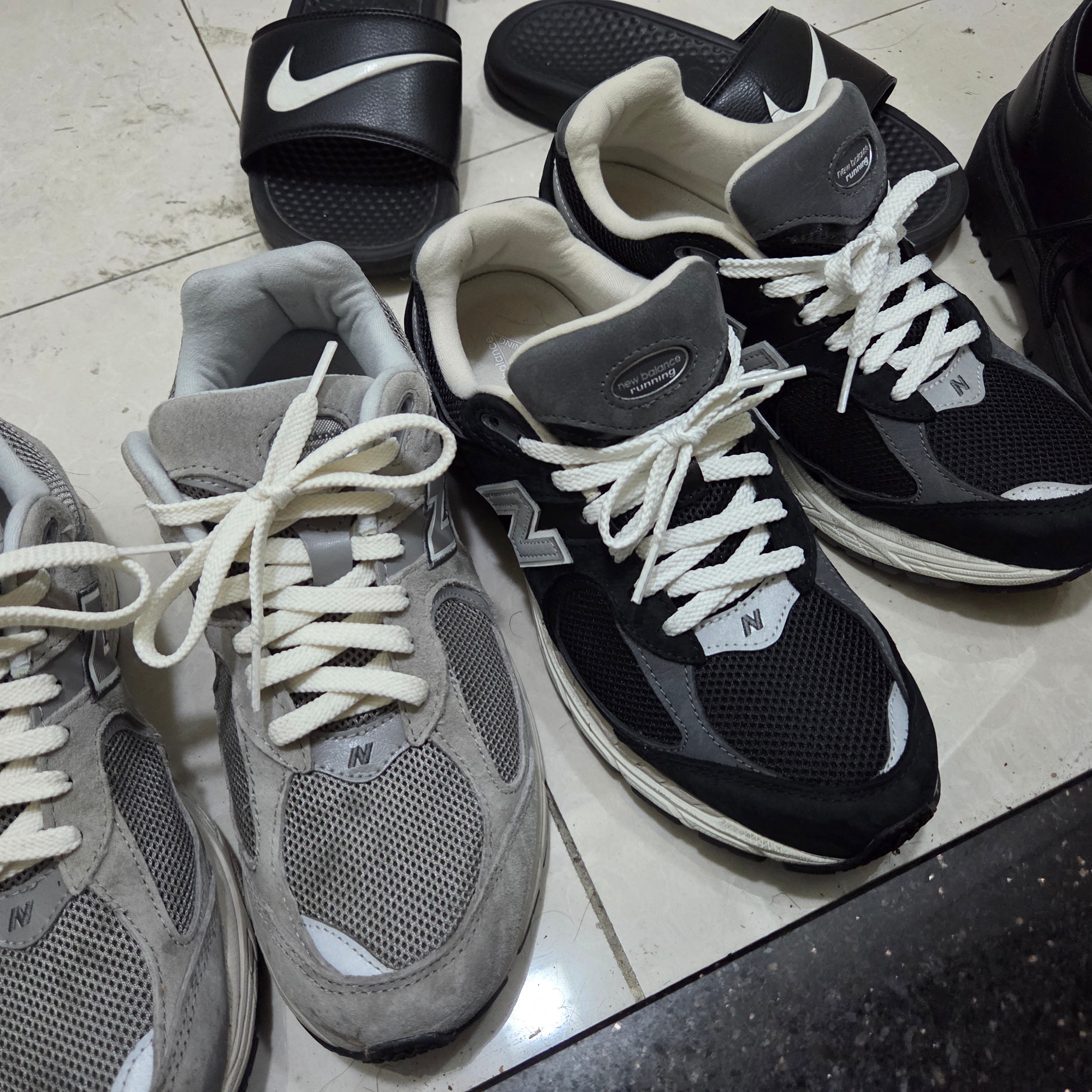 New Balance 2002R Premium Vintage Black, New Balance 2002R Grey 착용 스타일 - 4